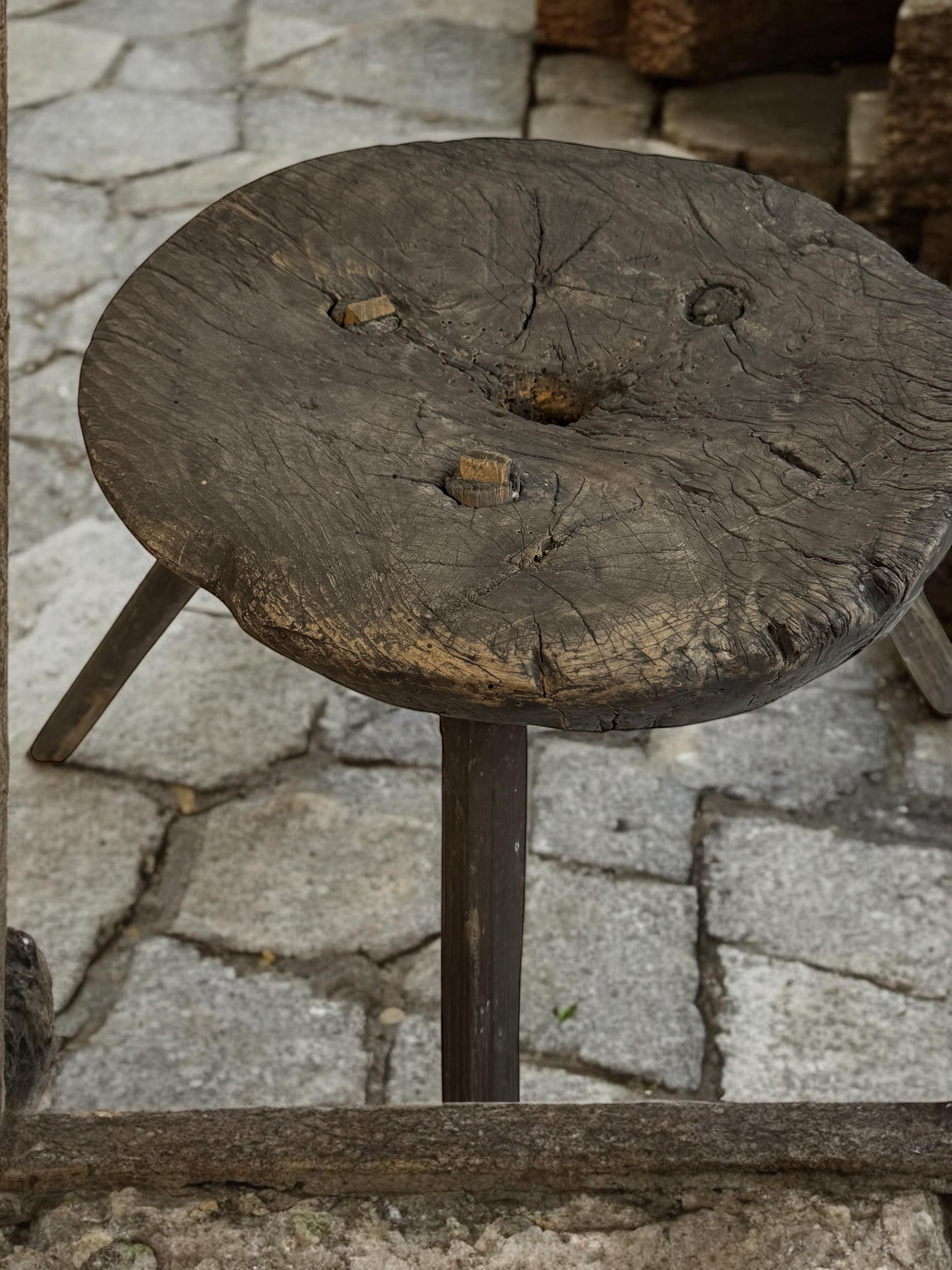 Sgabello a 3 gambe Wabi Sabi della metà del XIX secolo, Austria, 1860 circa in vendita 5