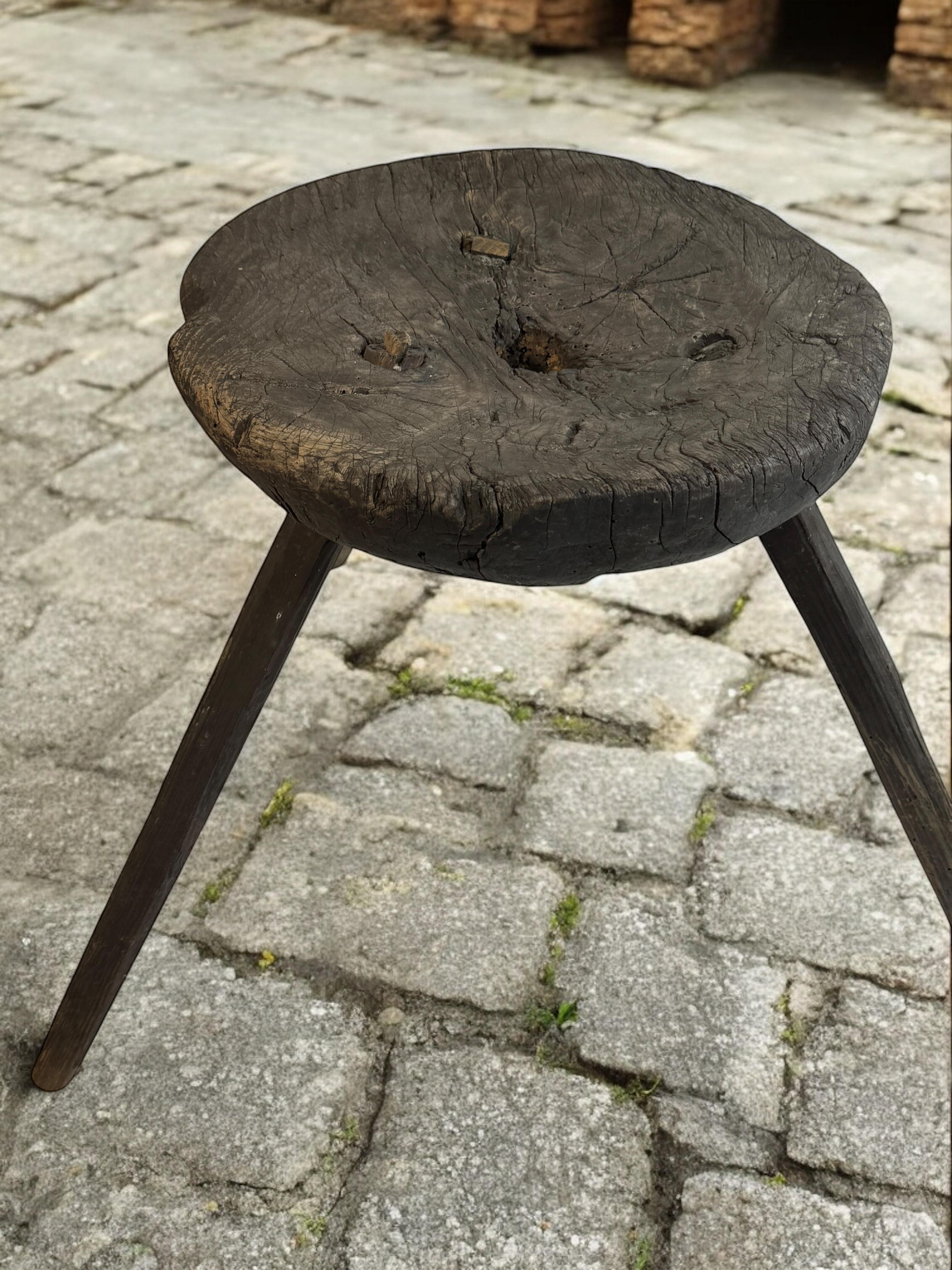 Sgabello a 3 gambe Wabi Sabi della metà del XIX secolo, Austria, 1860 circa in vendita 6