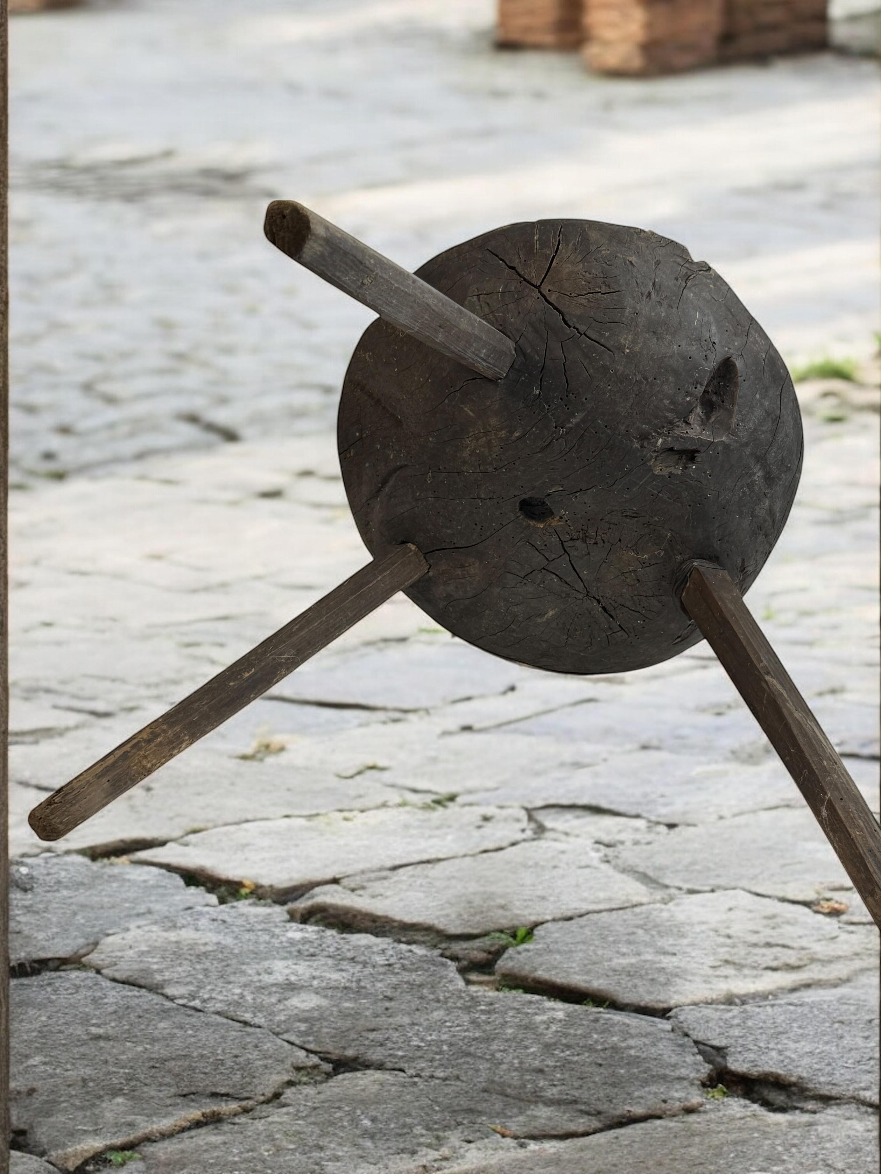 Sgabello a 3 gambe Wabi Sabi della metà del XIX secolo, Austria, 1860 circa in vendita 7