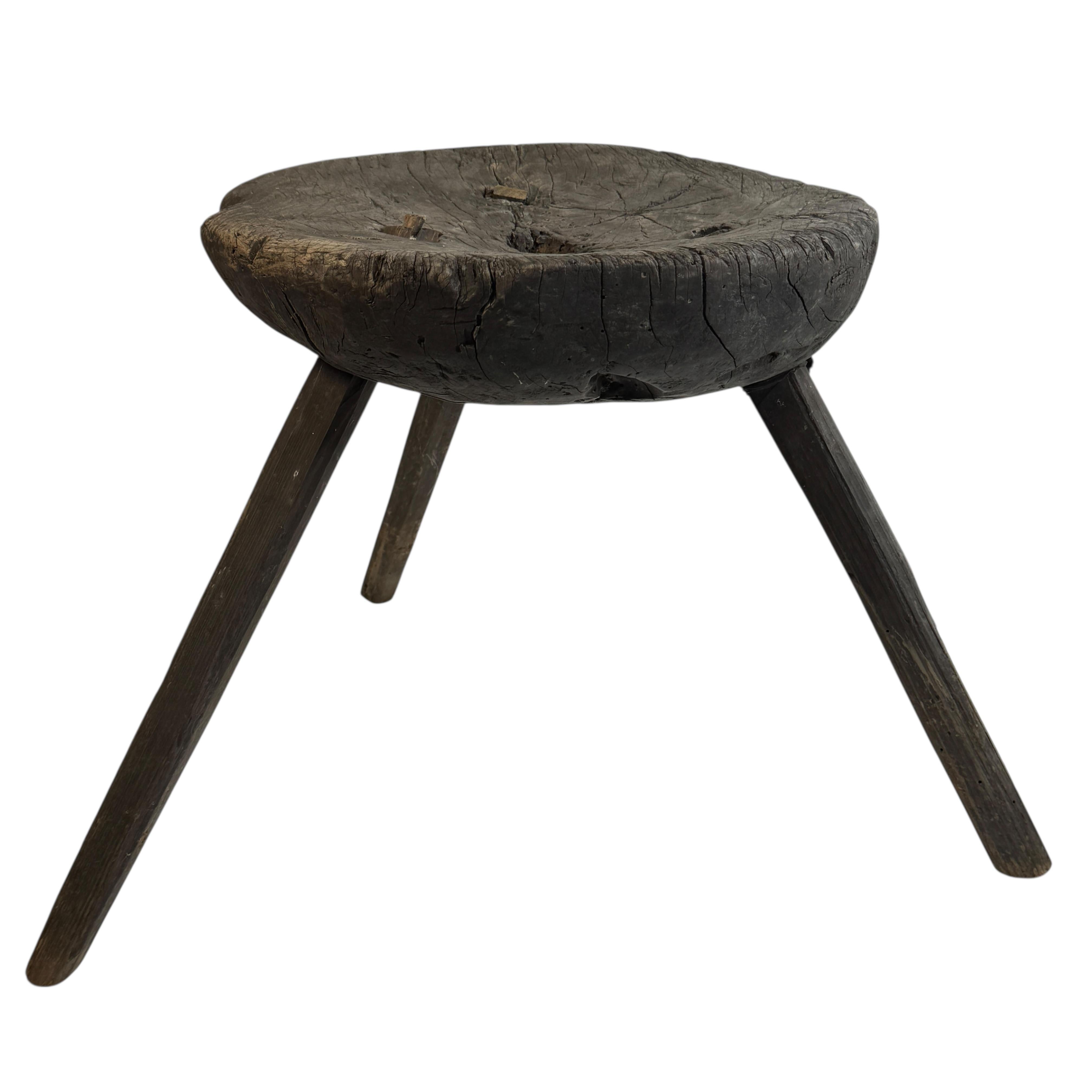 Questo sgabello wabi sabi a tre gambe della metà del XIX secolo, proveniente dall'Austria, è un eccellente esempio di questo stile. Il pezzo ha una seduta quadrata dall'aspetto rustico realizzata in legno e sostenuta da tre gambe. Lo sgabello ha un