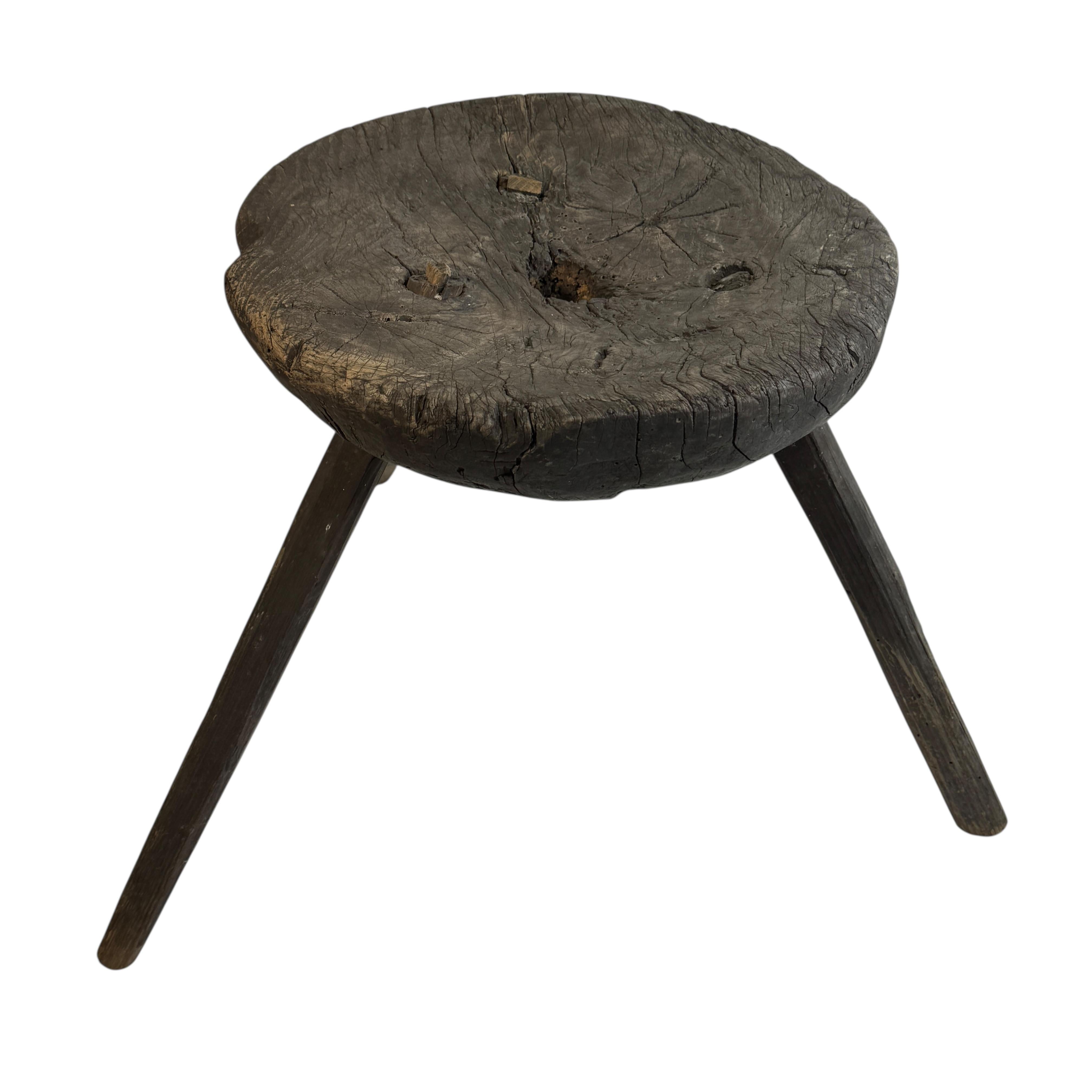 Arte popolare Sgabello a 3 gambe Wabi Sabi della metà del XIX secolo, Austria, 1860 circa in vendita