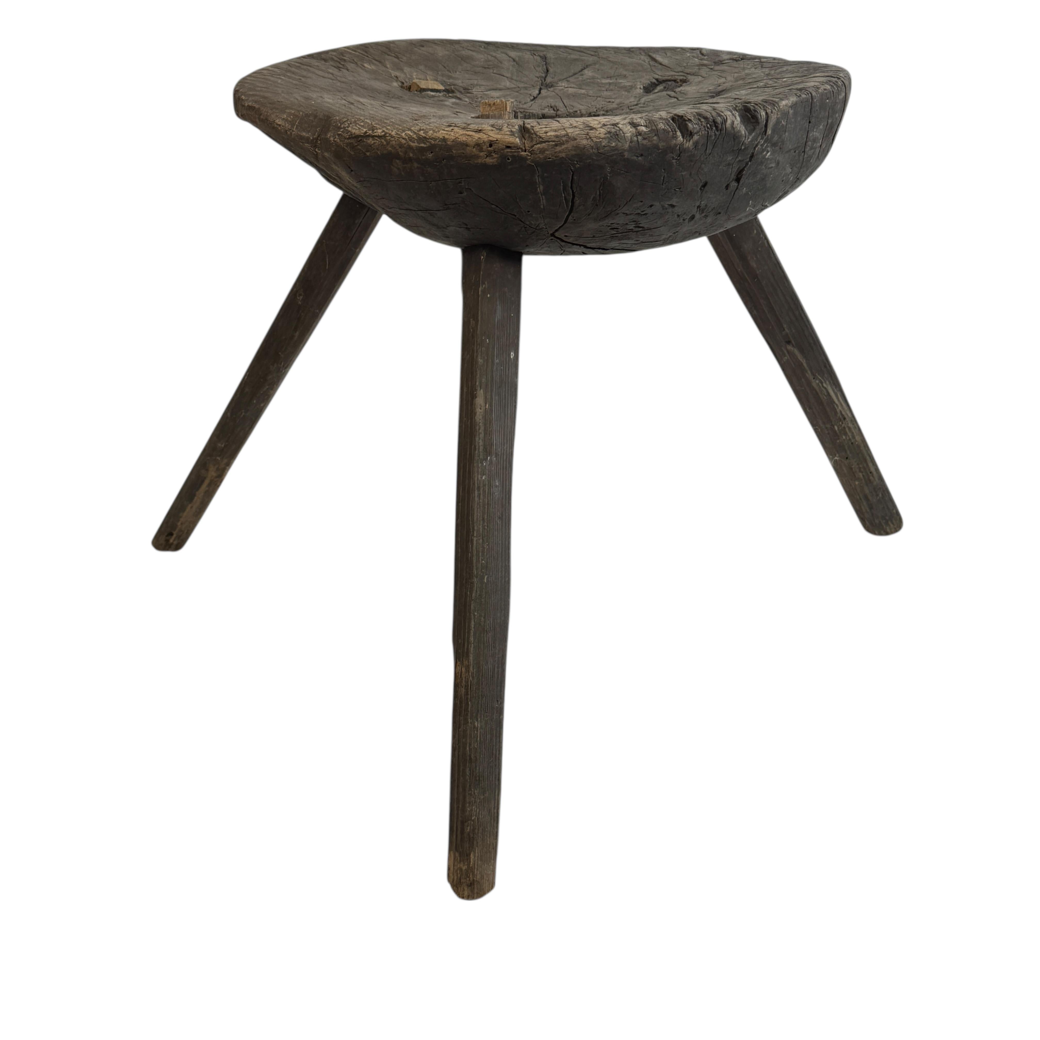 Austriaco Sgabello a 3 gambe Wabi Sabi della metà del XIX secolo, Austria, 1860 circa in vendita