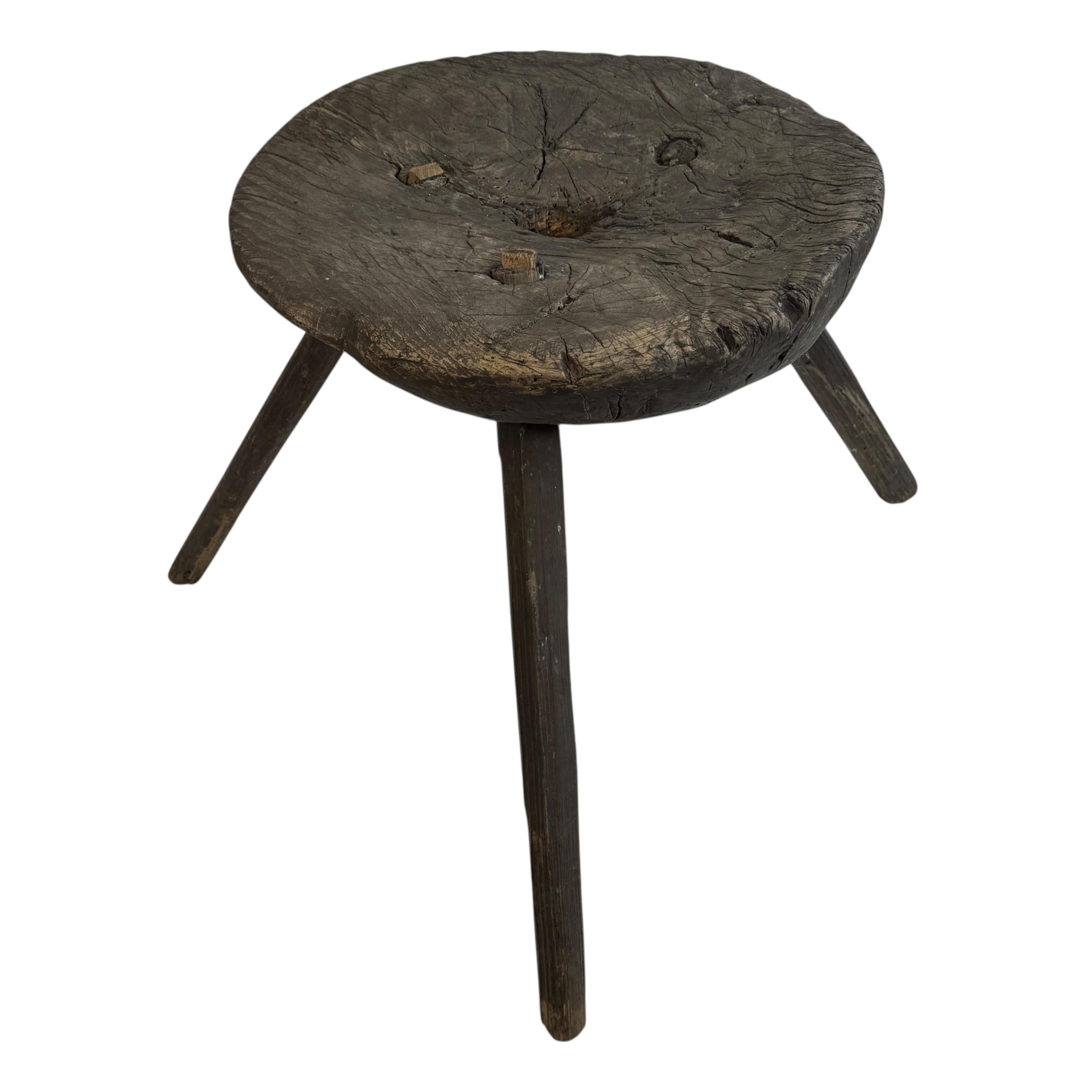 Fatto a mano Sgabello a 3 gambe Wabi Sabi della metà del XIX secolo, Austria, 1860 circa in vendita