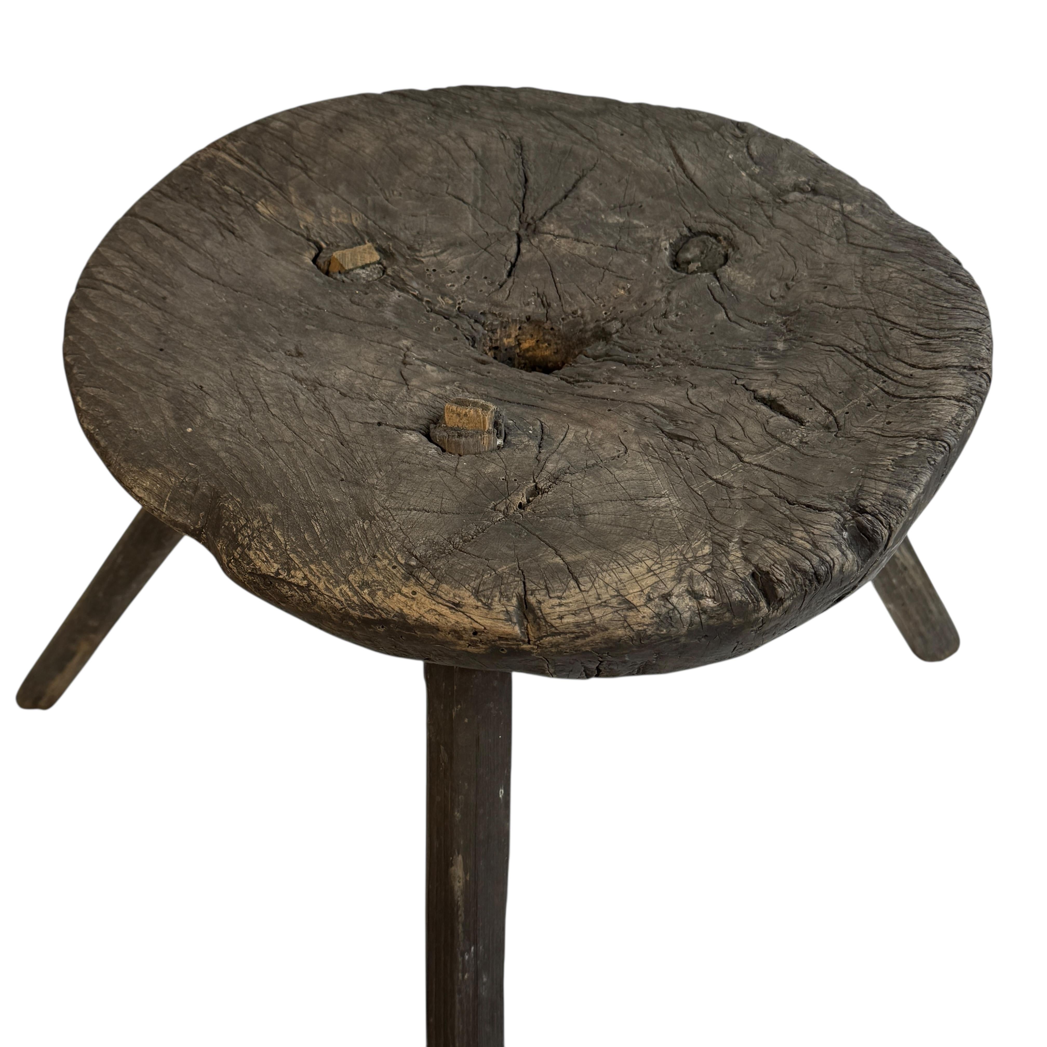 Sgabello a 3 gambe Wabi Sabi della metà del XIX secolo, Austria, 1860 circa In condizioni buone in vendita a Nuernberg, DE