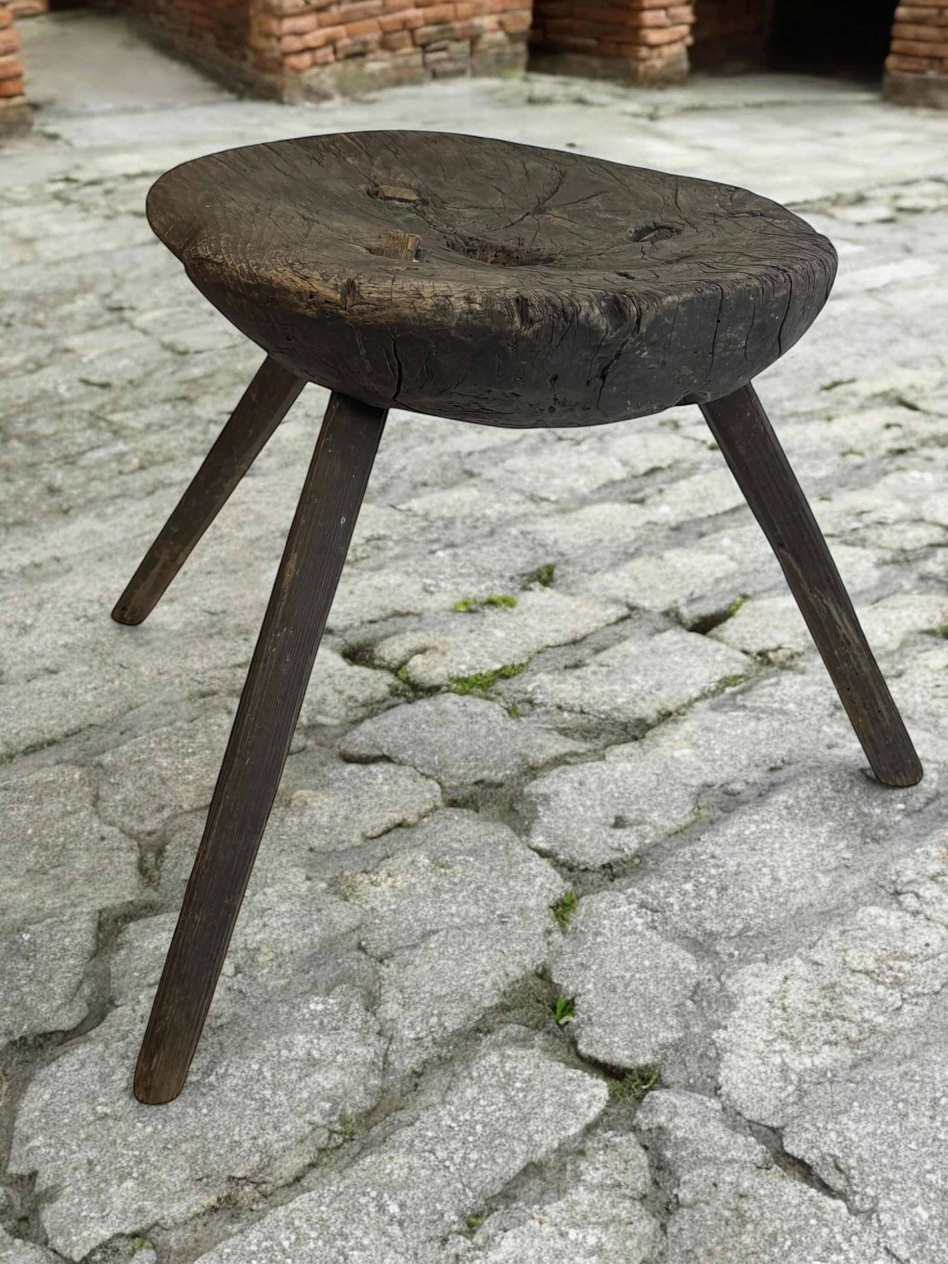 Sgabello a 3 gambe Wabi Sabi della metà del XIX secolo, Austria, 1860 circa in vendita 1
