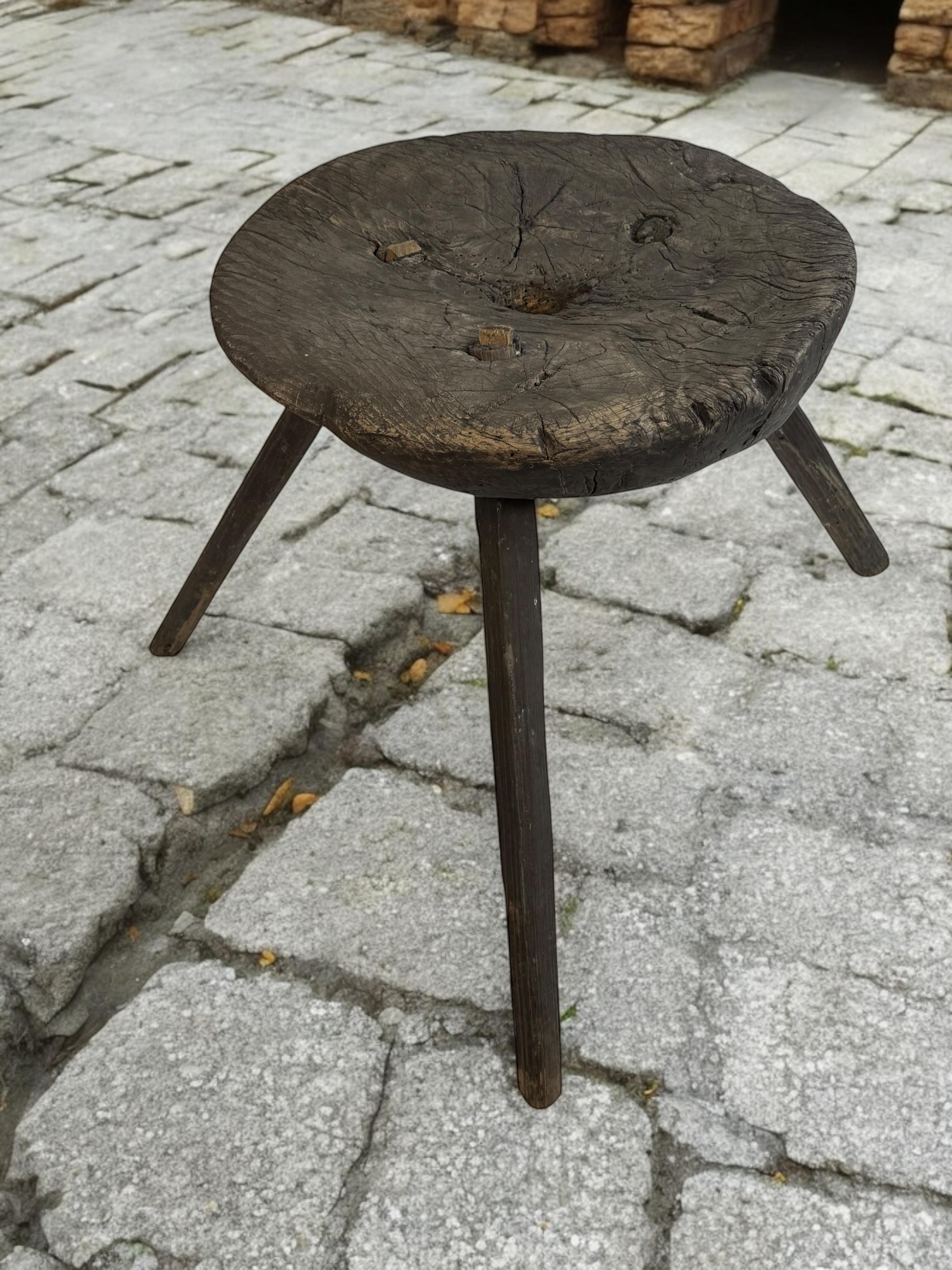 Sgabello a 3 gambe Wabi Sabi della metà del XIX secolo, Austria, 1860 circa in vendita 2