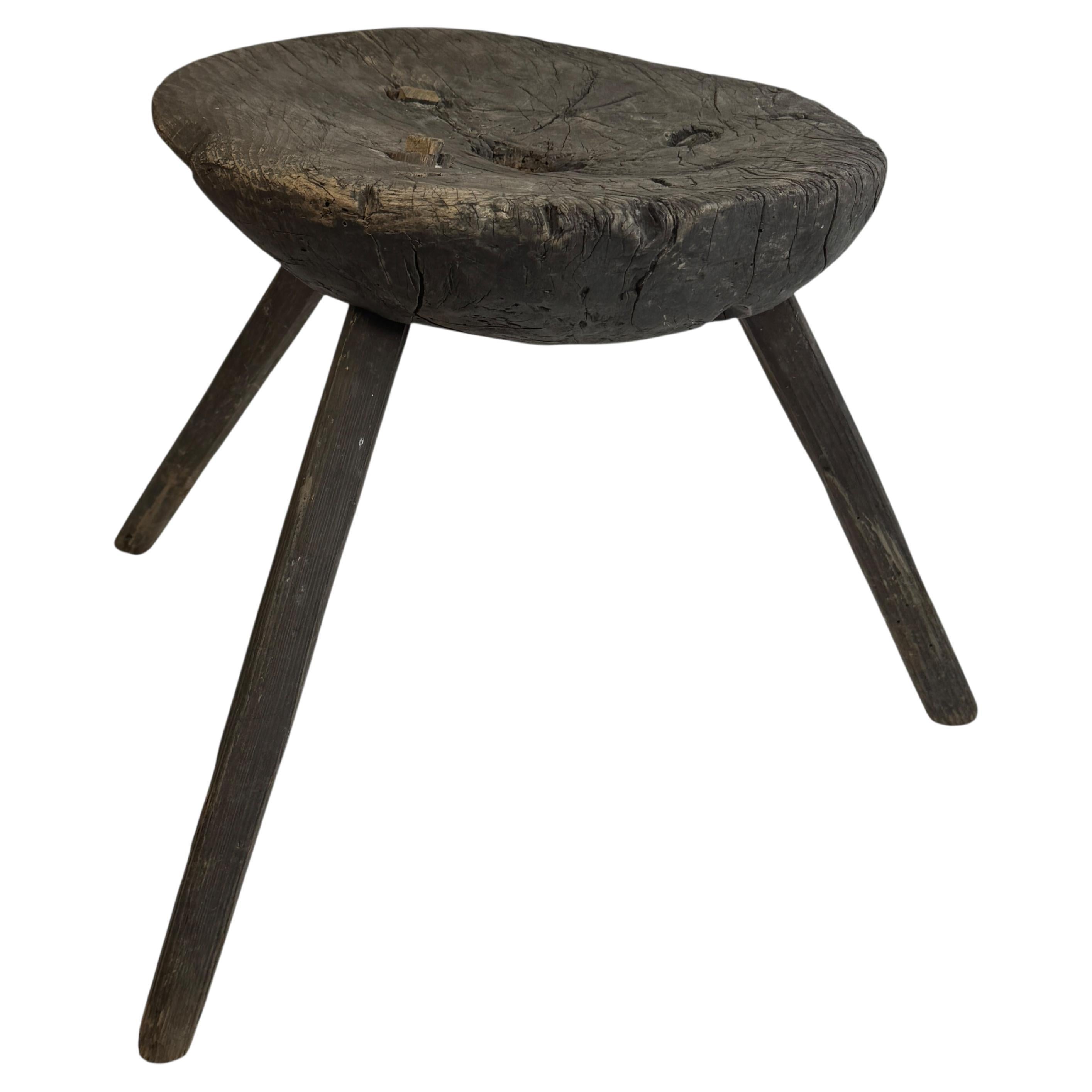Tabouret Wabi Sabi à 3 pieds du milieu du 19ème siècle, Autriche vers 1860
