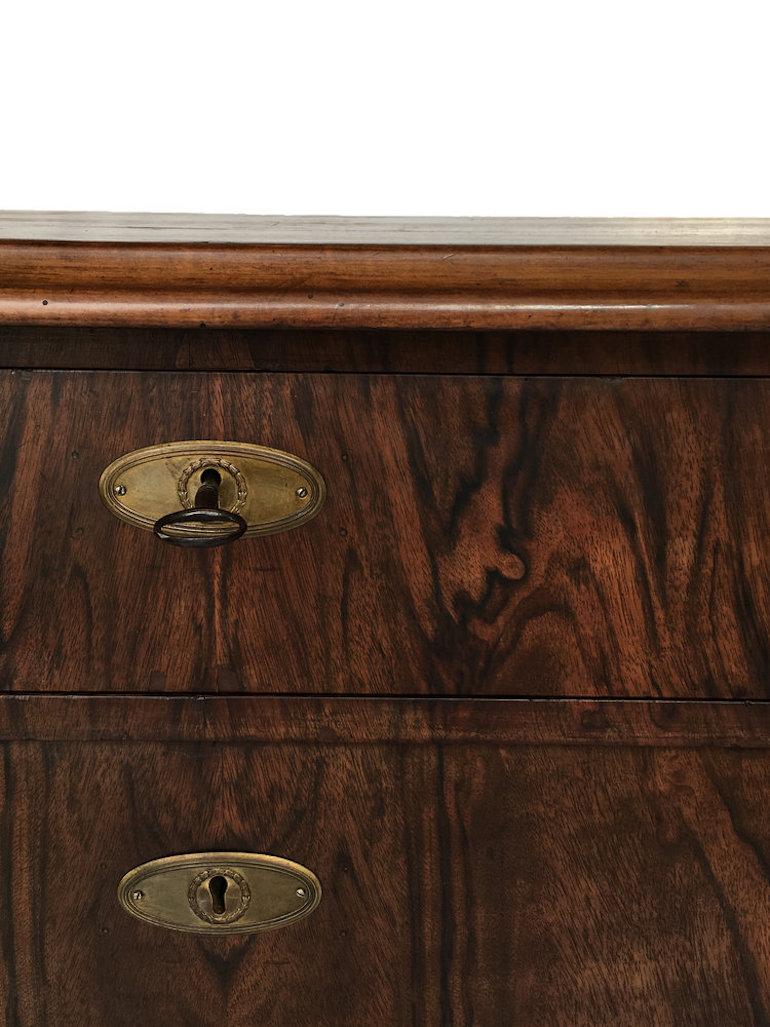 Placage Coffre en noyer de style Biedermeier du milieu du 19e siècle en vente