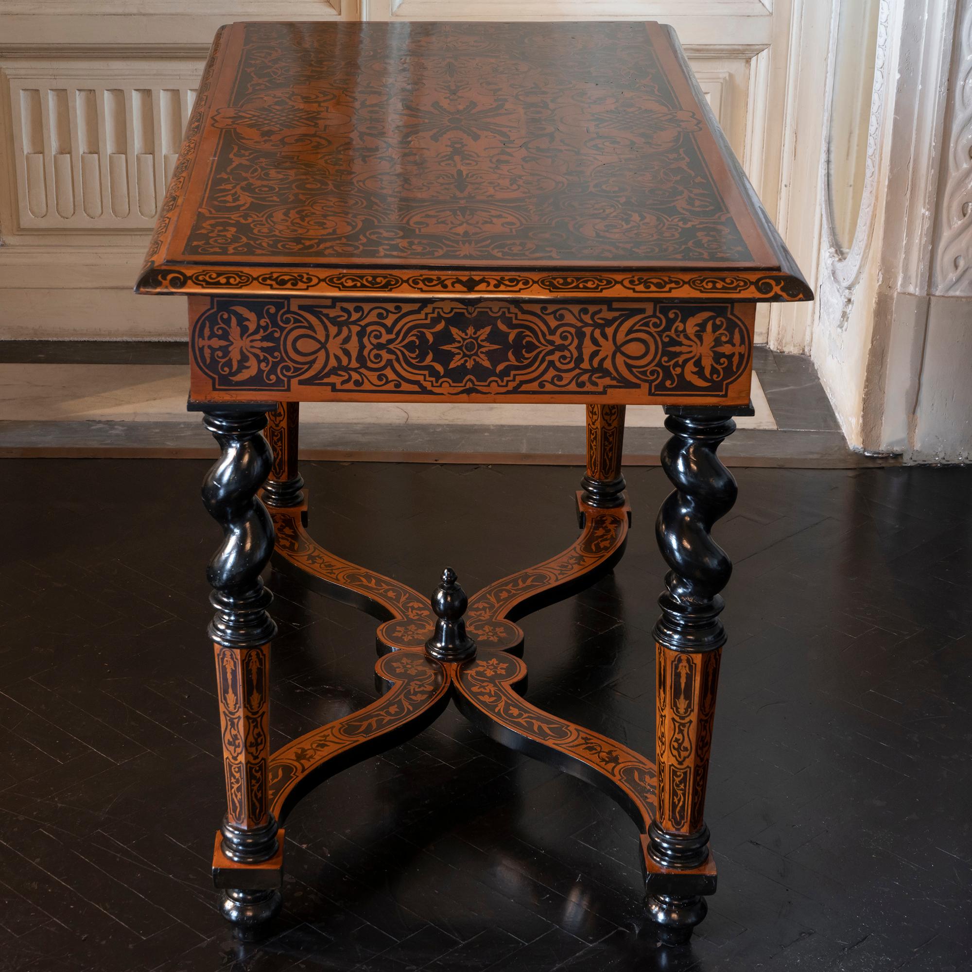 Mid-19th Century Walnut Inlaid Floral Marquetry French Writing Table In Good Condition In Firenze, IT