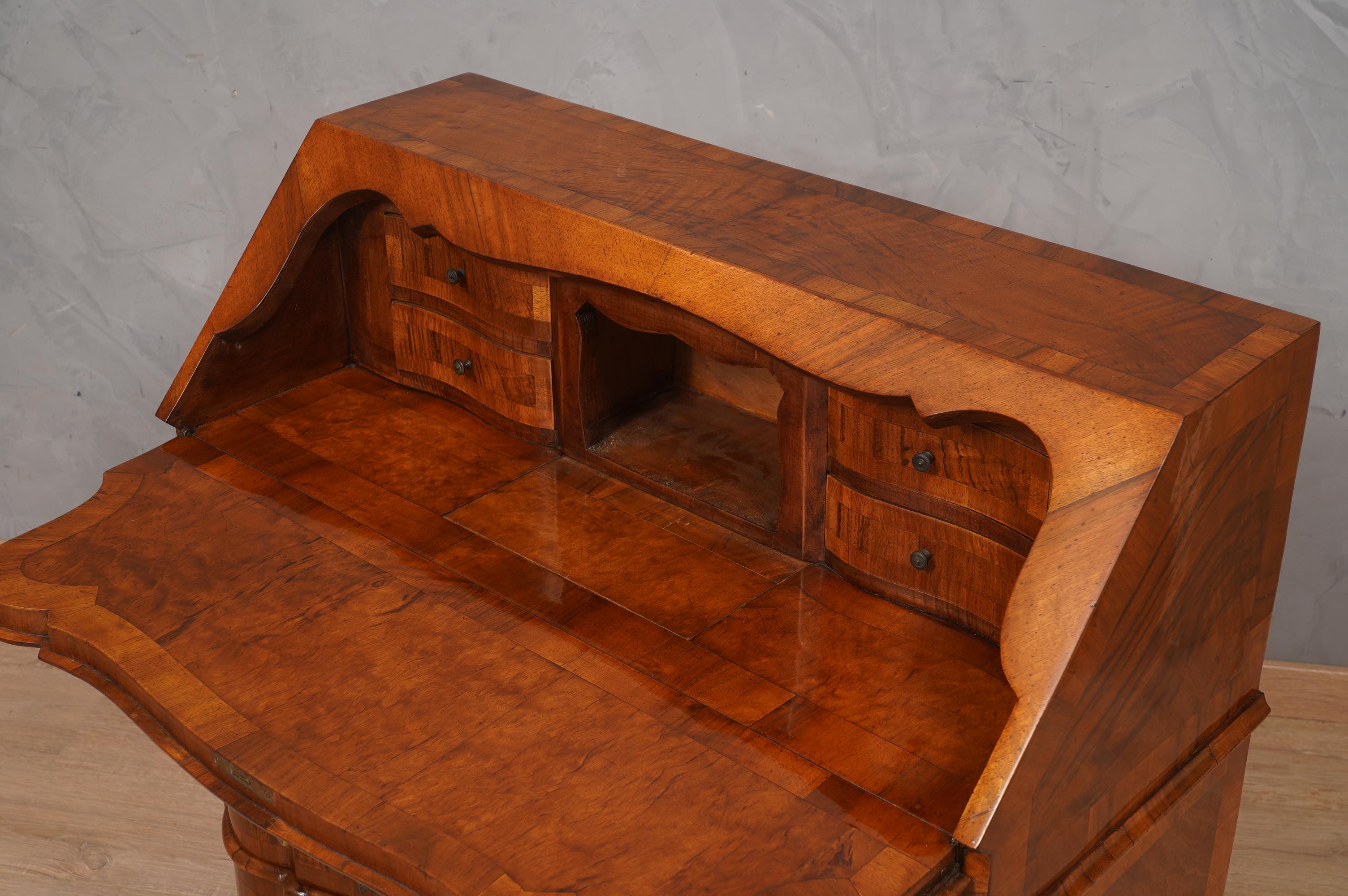 Mid 19th Century Walnut Wood Italian Desk Dresser, 1850 In Good Condition For Sale In Rome, IT