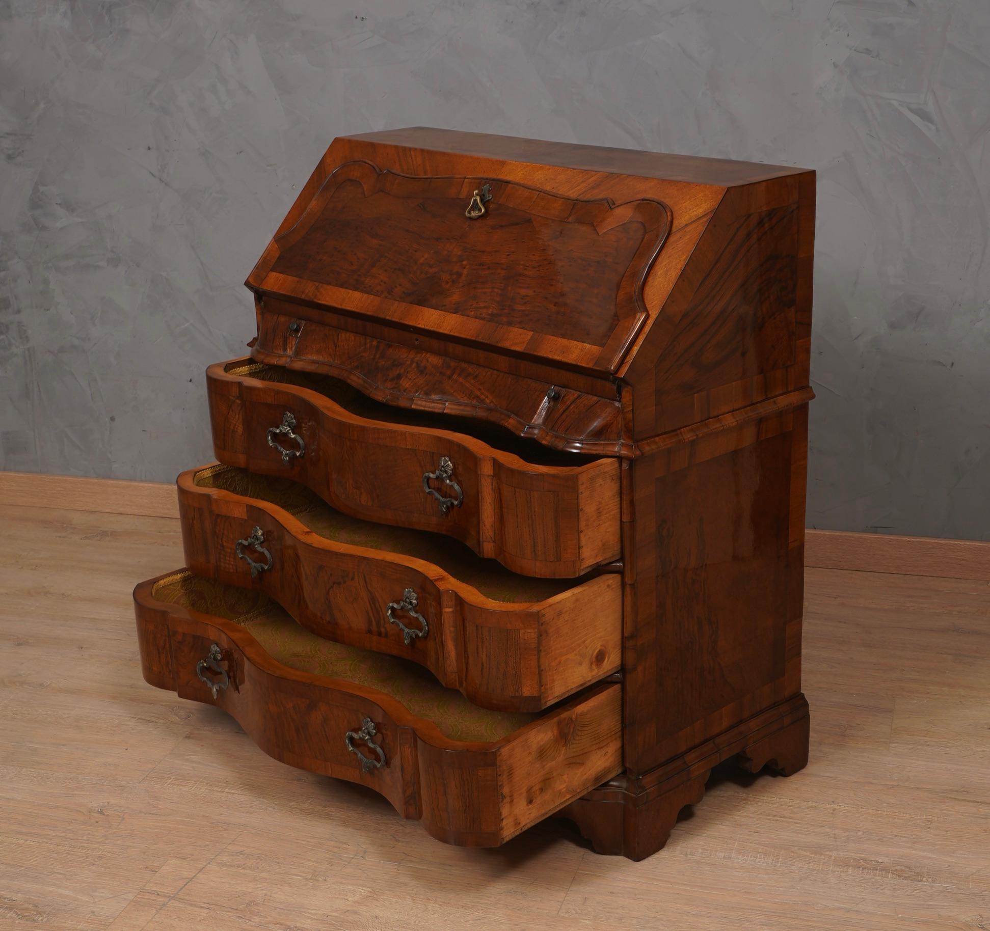 Mid 19th Century Walnut Wood Italian Desk Dresser, 1850 For Sale 3