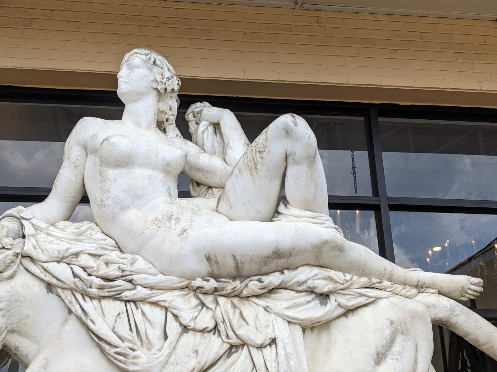 Statue en marbre blanc du milieu du XIXe siècle « La Triomphe d'Ariane » de France en vente 5