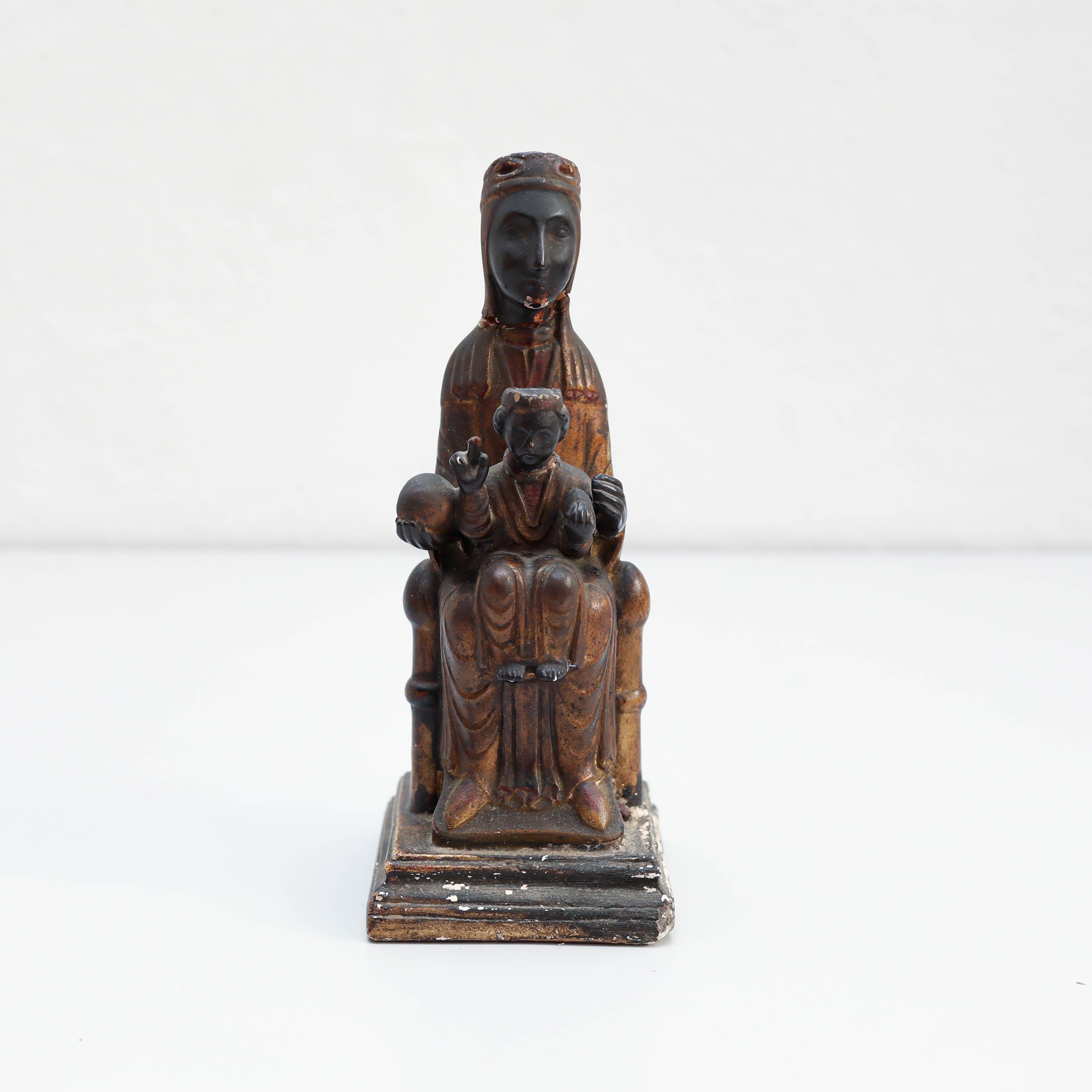 Statue de la vierge de Montserrat en bois peint.    Fabriqué à Barcelone, Espagne.    La figure religieuse classique est magnifiquement ornée et présente de merveilleux détails sur sa robe, son visage, ses cheveux et ses mains.     En état