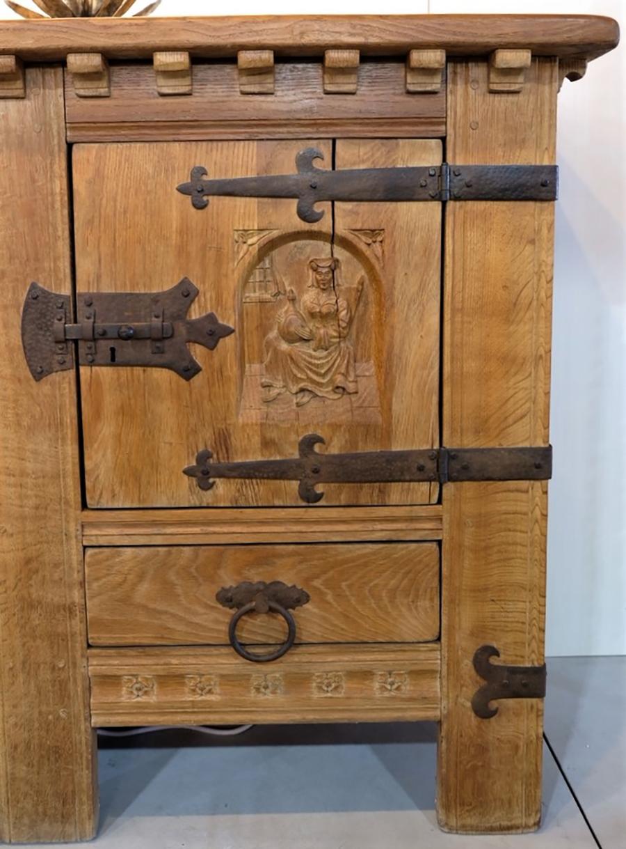 Oak Mid-19th Century Wooden Carved Serving Cabinet For Sale