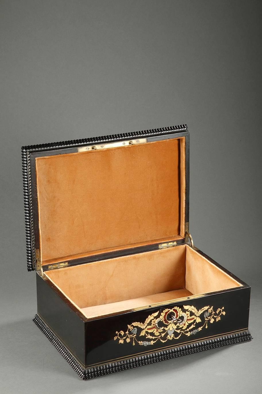Holzkoffer aus der Mitte des 19. Jahrhunderts mit Intarsien aus Perlmutt im Angebot 4