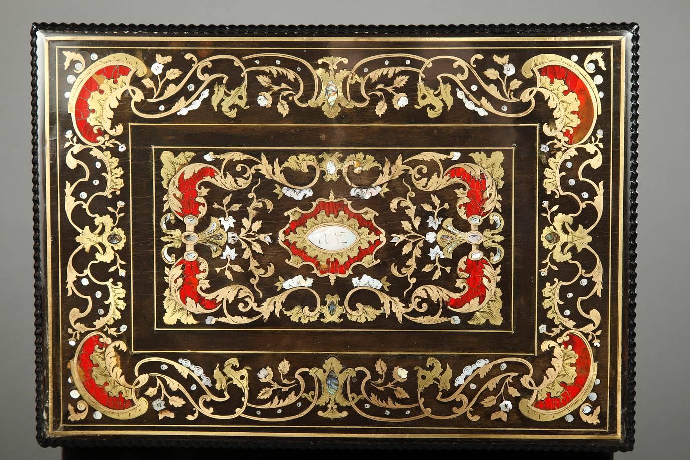 Holzkoffer aus der Mitte des 19. Jahrhunderts mit Intarsien aus Perlmutt (Napoleon III.) im Angebot