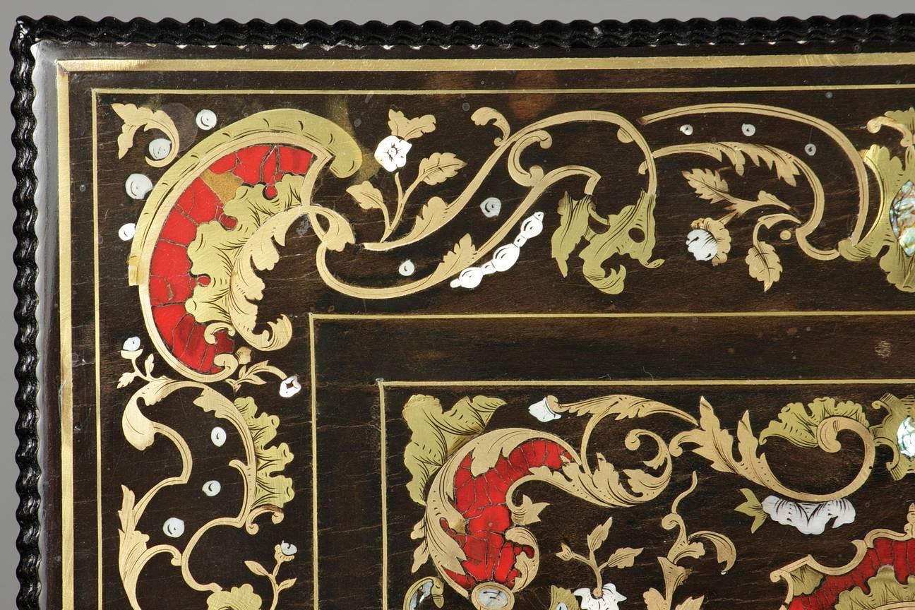 Holzkoffer aus der Mitte des 19. Jahrhunderts mit Intarsien aus Perlmutt (Französisch) im Angebot