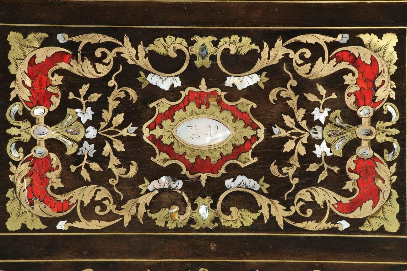 Coffre en bois du milieu du XIXe siècle incrusté de nacre Bon état - En vente à Paris, FR