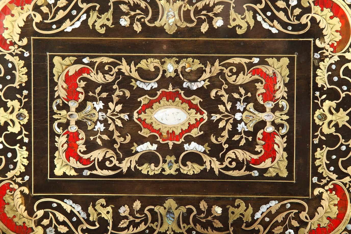 Holzkoffer aus der Mitte des 19. Jahrhunderts mit Intarsien aus Perlmutt im Angebot 1