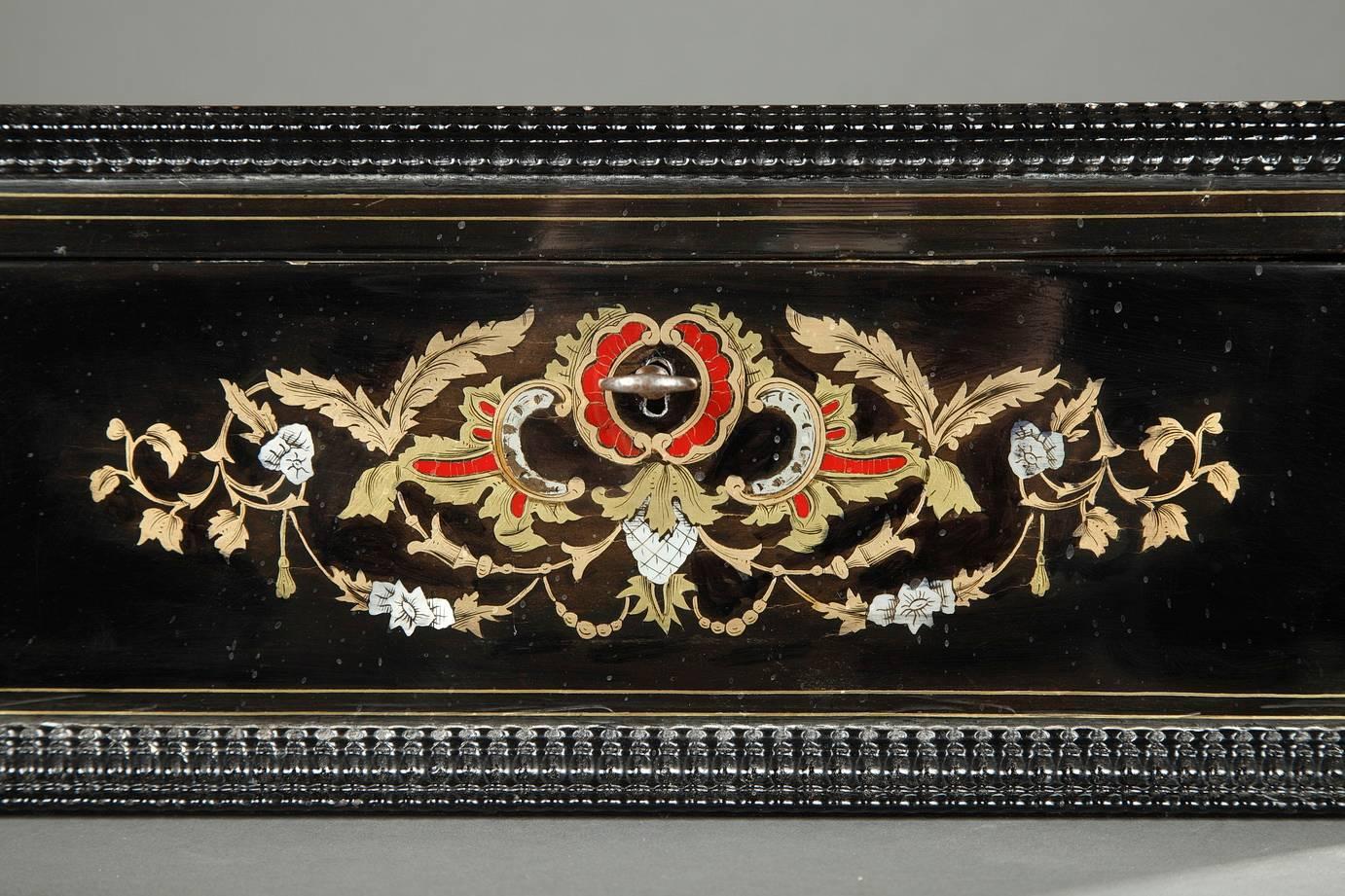 Holzkoffer aus der Mitte des 19. Jahrhunderts mit Intarsien aus Perlmutt im Angebot 3