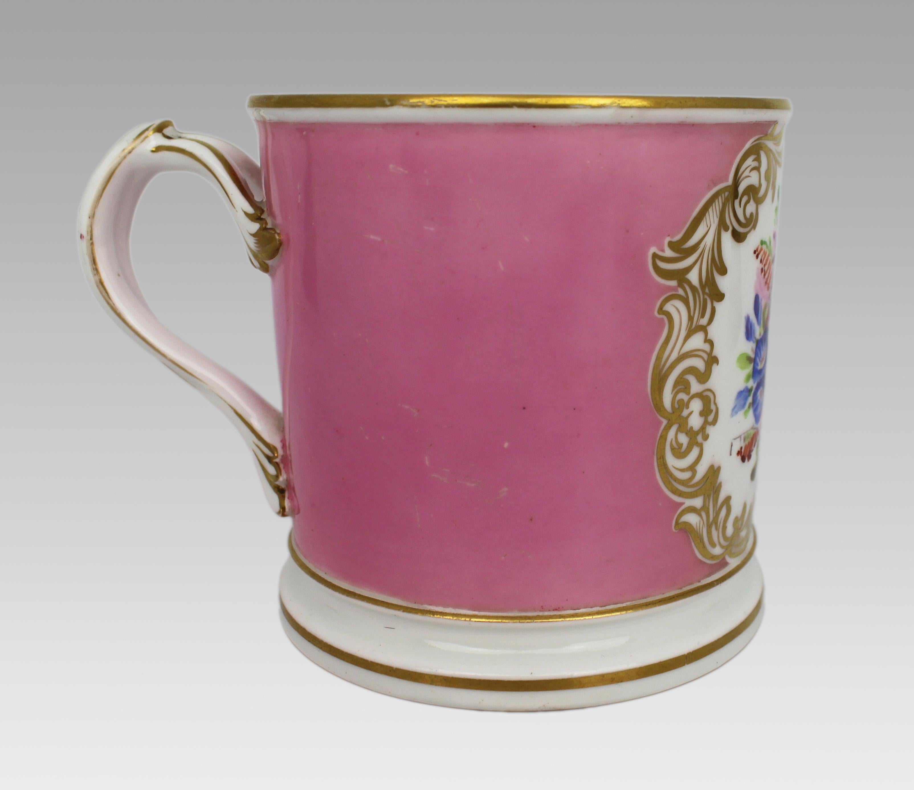 Jarra de porcelana Worcester de mediados del siglo XIX con fondo de rosa pompadour, reserva floral

Fina jarra de porcelana inglesa atribuida a Grainger & Co., Worcester, datada hacia 1850-1860.

Esta pieza, ricamente decorada, presenta un llamativo