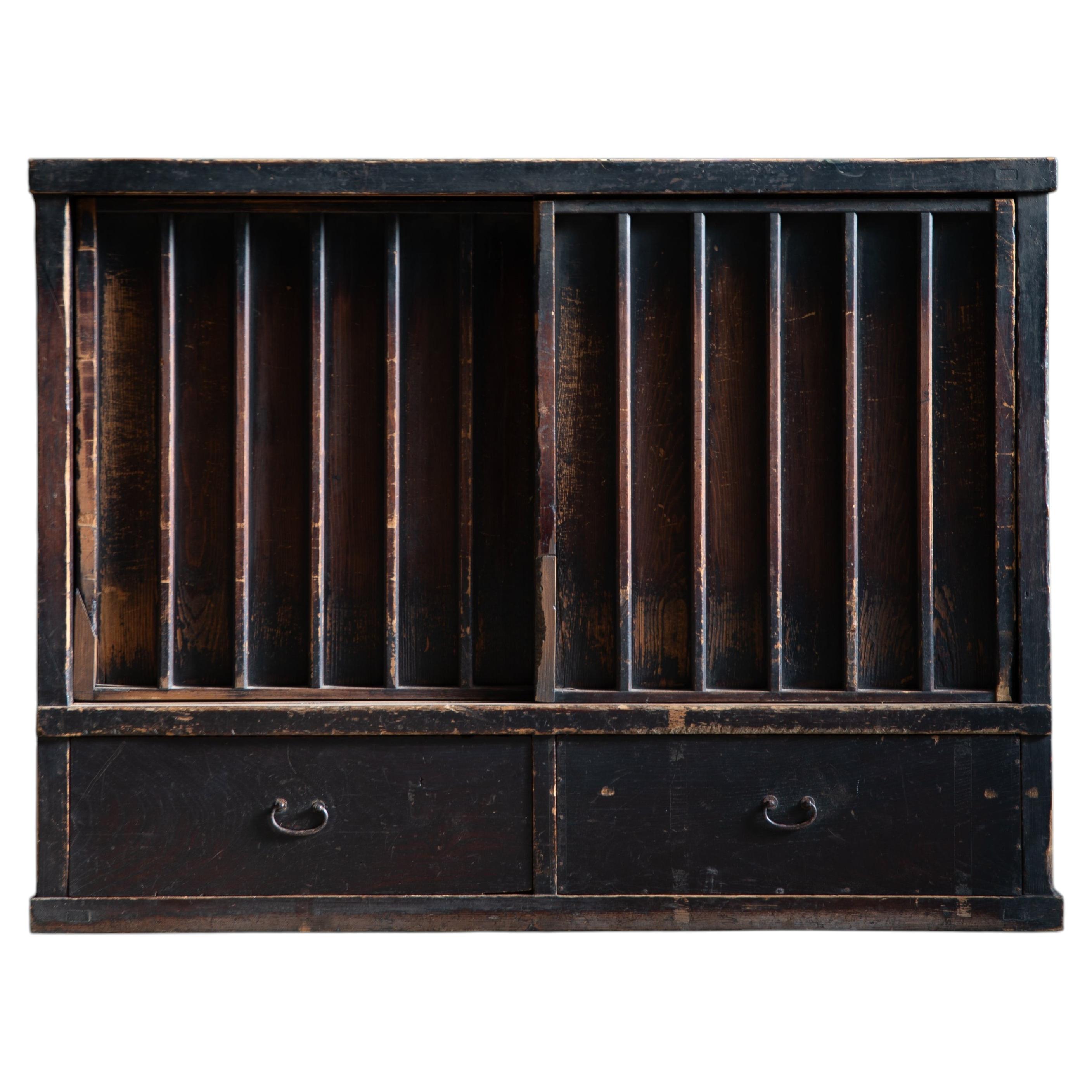 Armoire Tansu en bois Wabi-Sabi japonaise ancienne du milieu du 19ème Edo avec portes en treillis