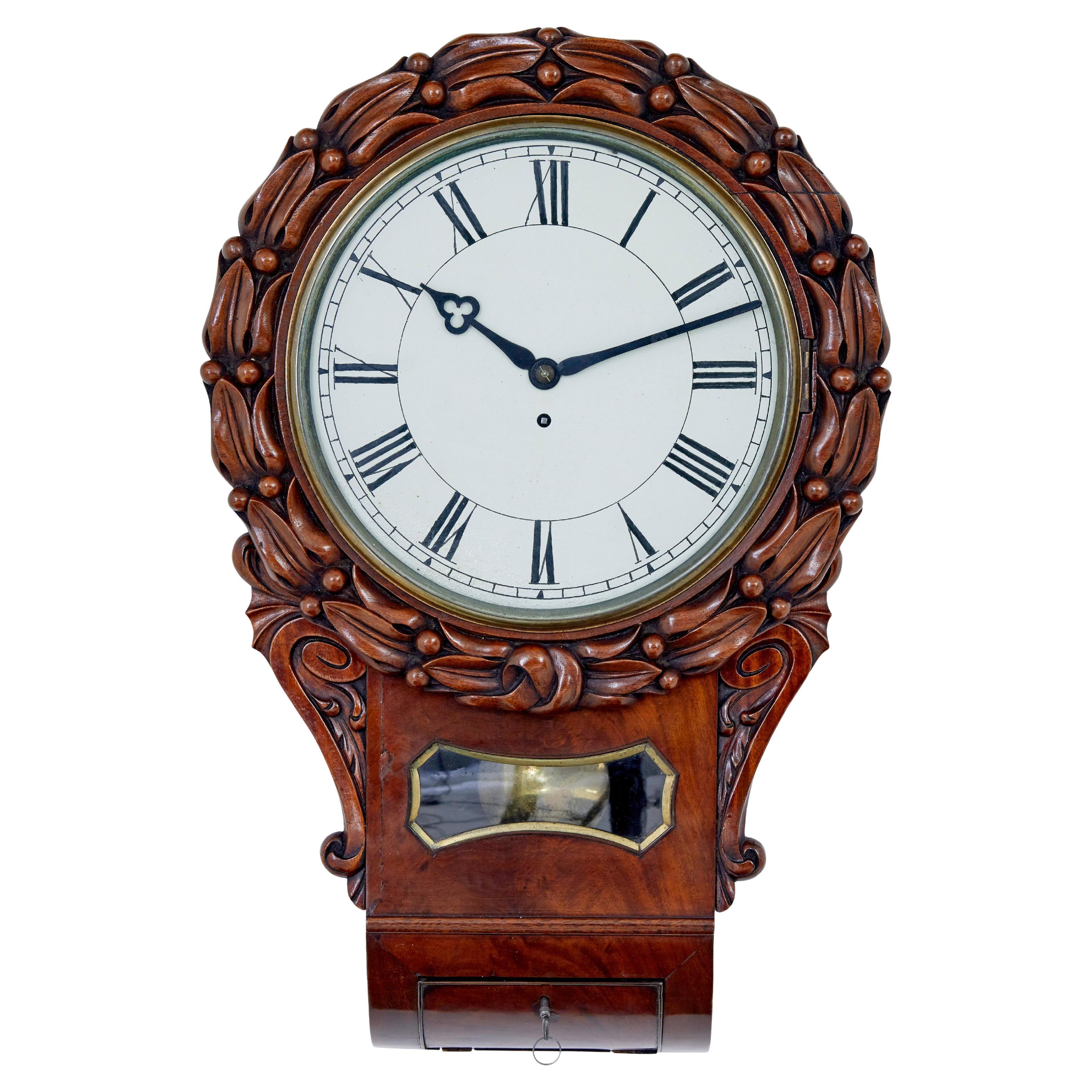 Reloj de pared fusee de caoba tallada de mediados del siglo XIX victoriano