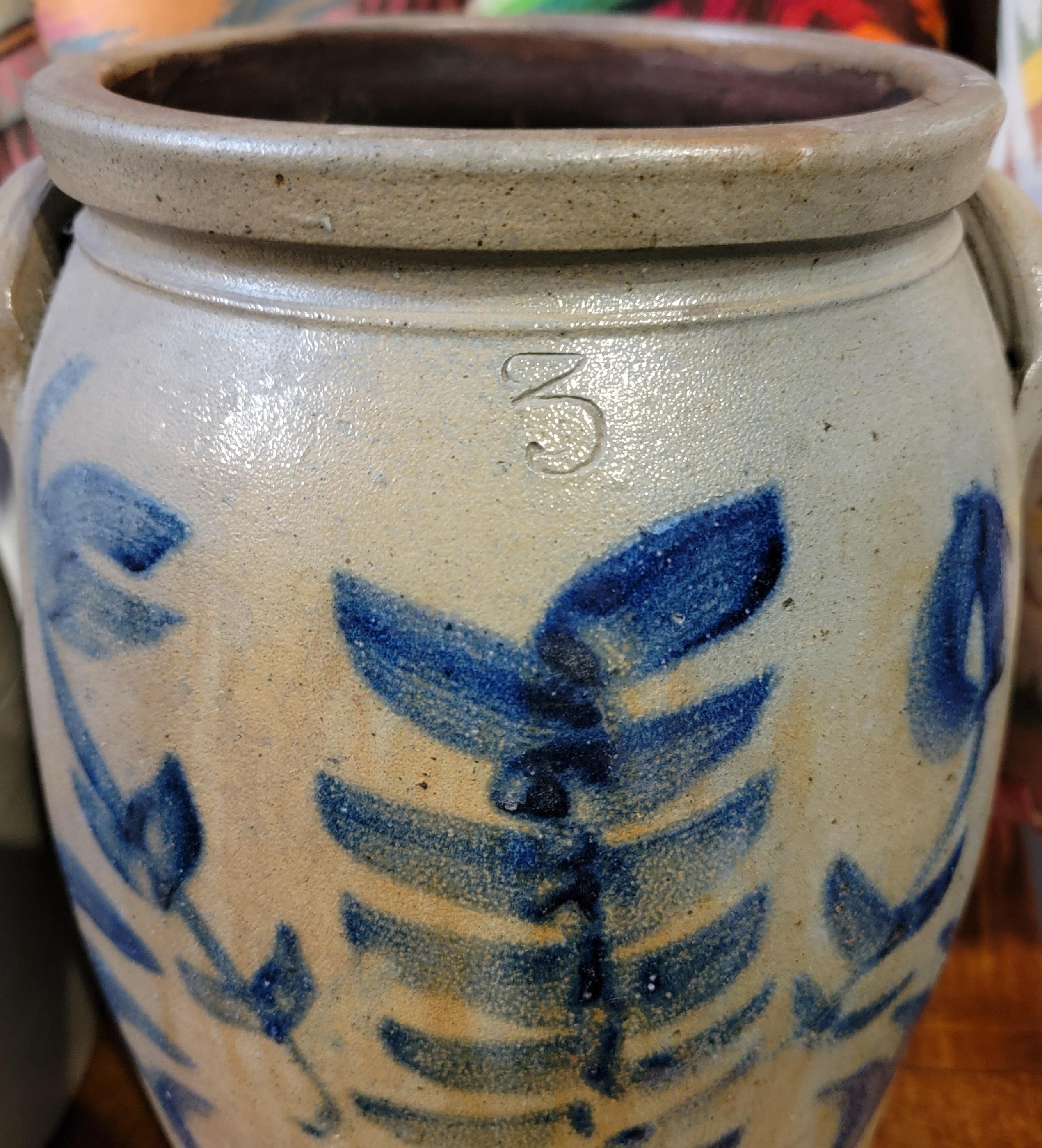 Vaso di coccio da 3 galloni della metà del XIX secolo prodotto in Pennsylvania. Meraviglioso modello di pianta con un grande colore blu intenso. Ottima patina e dimensioni meravigliose. 