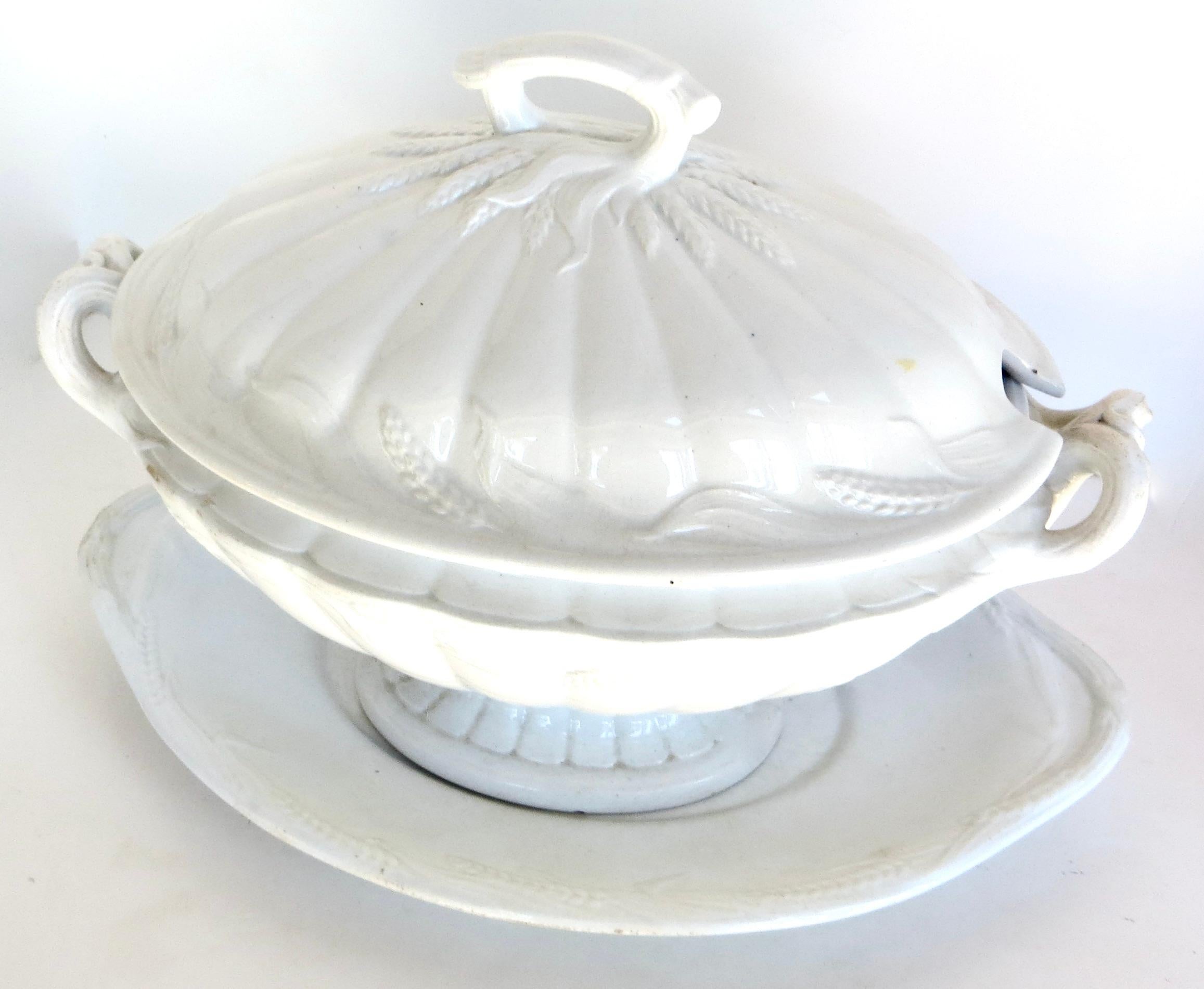 Mitte des 19. Jahrhunderts Weißes Ironstone China Große überdimensionale (3) Stück Suppenterrine, Britisch im Angebot 6