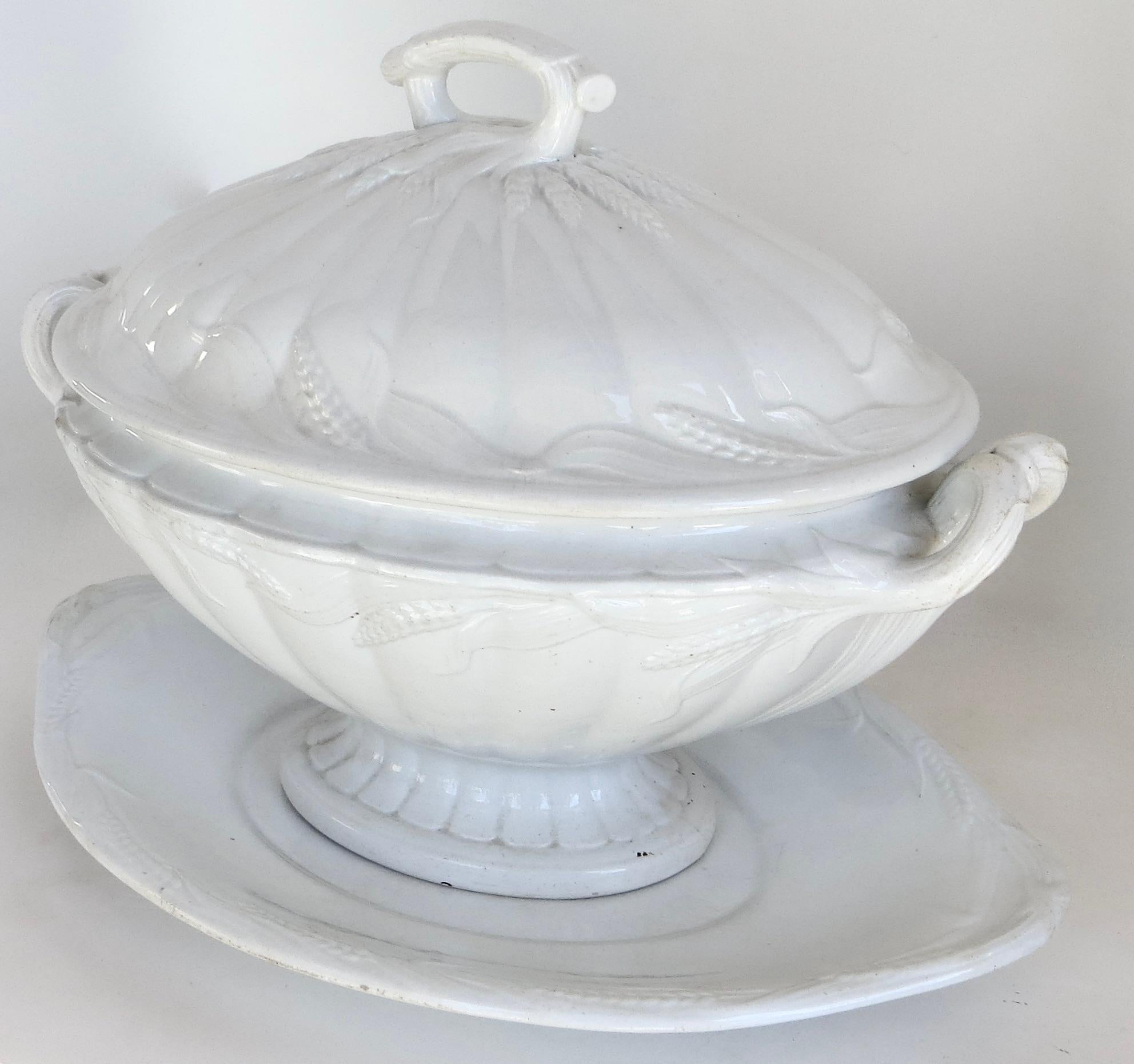 Mitte des 19. Jahrhunderts Weißes Ironstone China Große überdimensionale (3) Stück Suppenterrine, Britisch (Viktorianisch) im Angebot