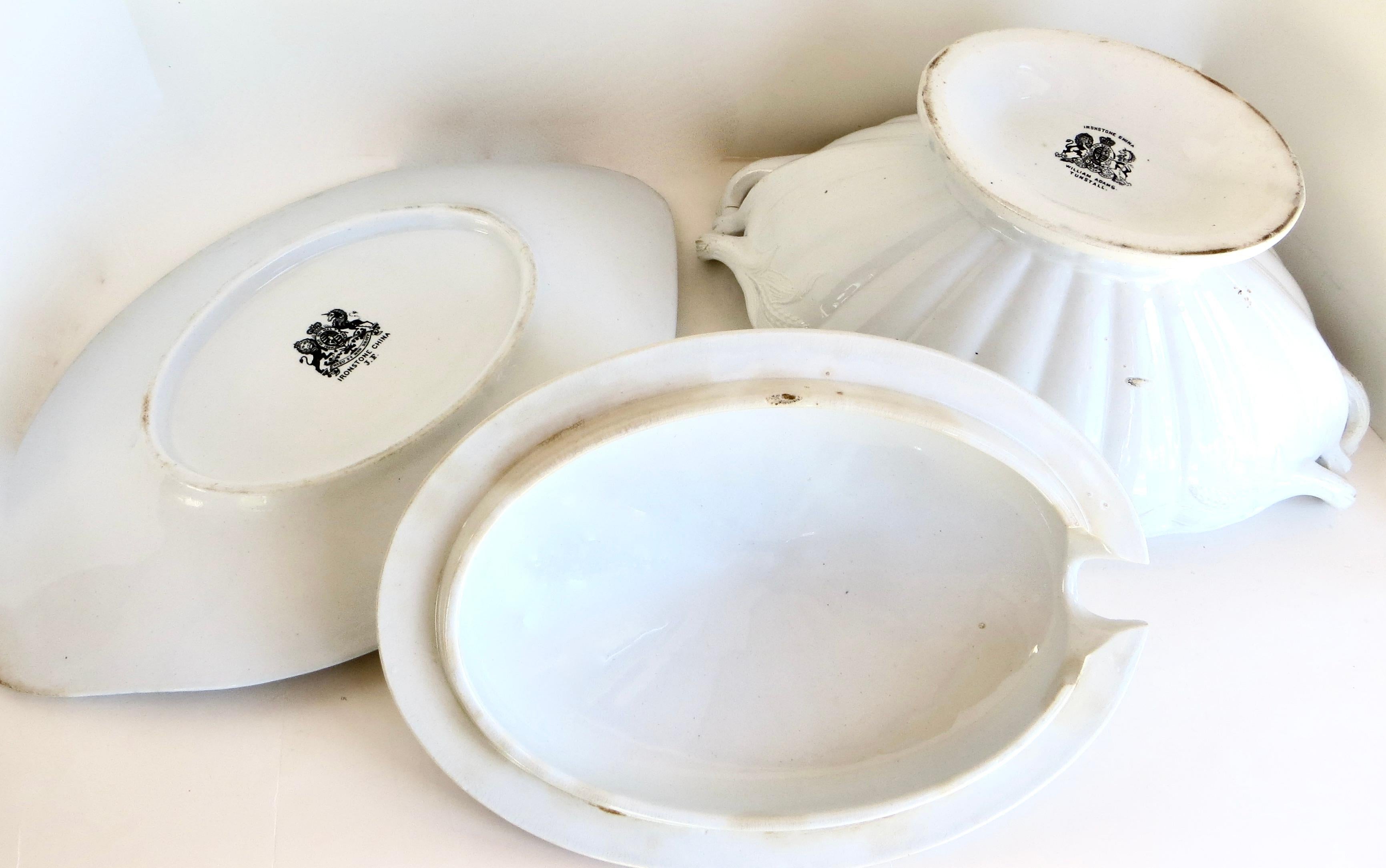 Mitte des 19. Jahrhunderts Weißes Ironstone China Große überdimensionale (3) Stück Suppenterrine, Britisch (Englisch) im Angebot