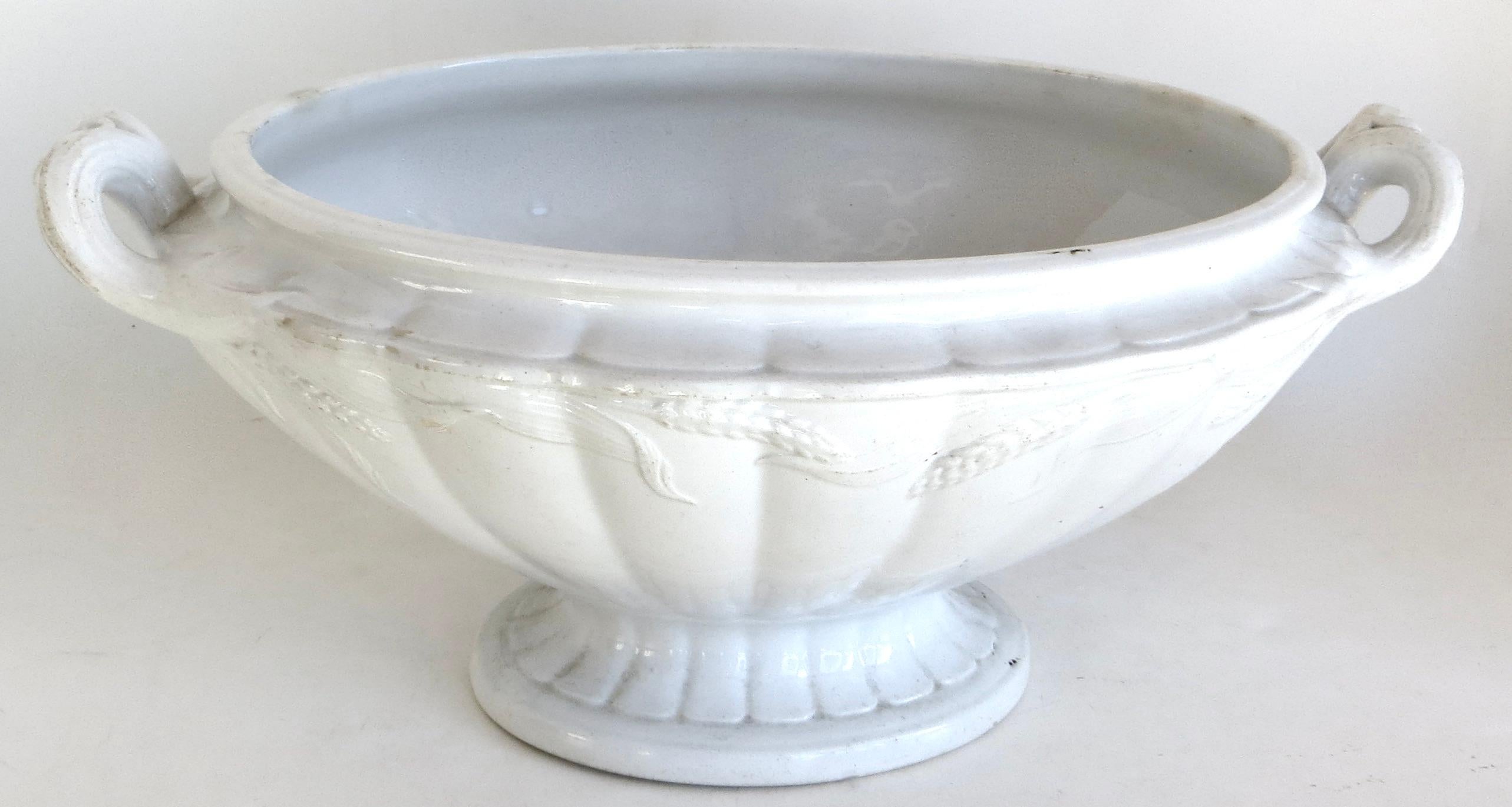 Mitte des 19. Jahrhunderts Weißes Ironstone China Große überdimensionale (3) Stück Suppenterrine, Britisch (Gebrannt) im Angebot