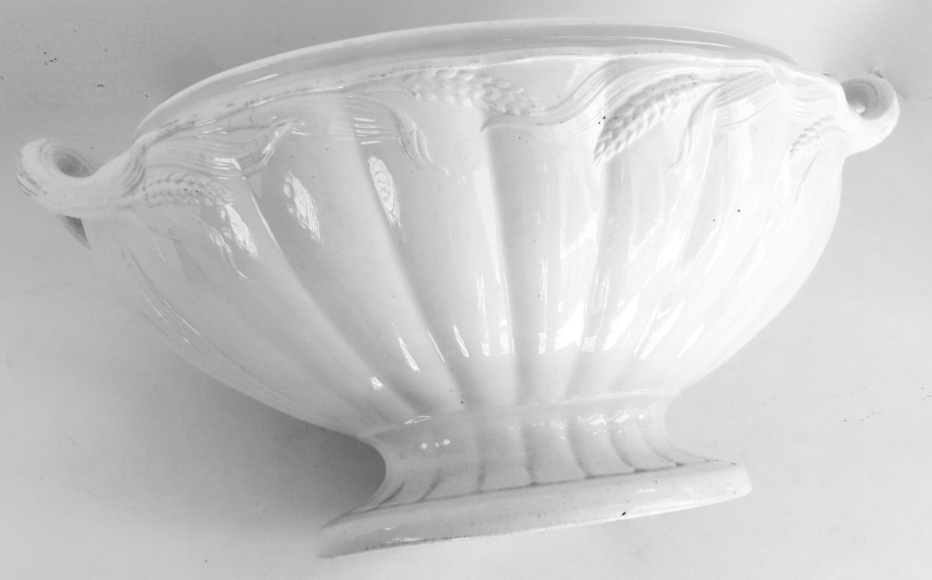 Mitte des 19. Jahrhunderts Weißes Ironstone China Große überdimensionale (3) Stück Suppenterrine, Britisch im Zustand „Gut“ im Angebot in Incline Village, NV