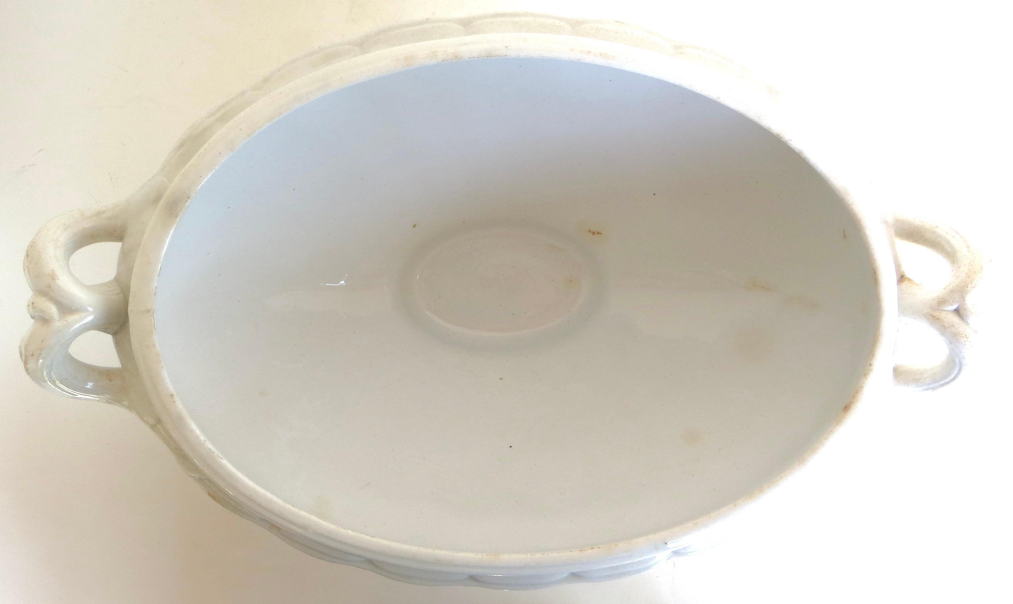 Mitte des 19. Jahrhunderts Weißes Ironstone China Große überdimensionale (3) Stück Suppenterrine, Britisch (Mitte 17. Jahrhundert) im Angebot