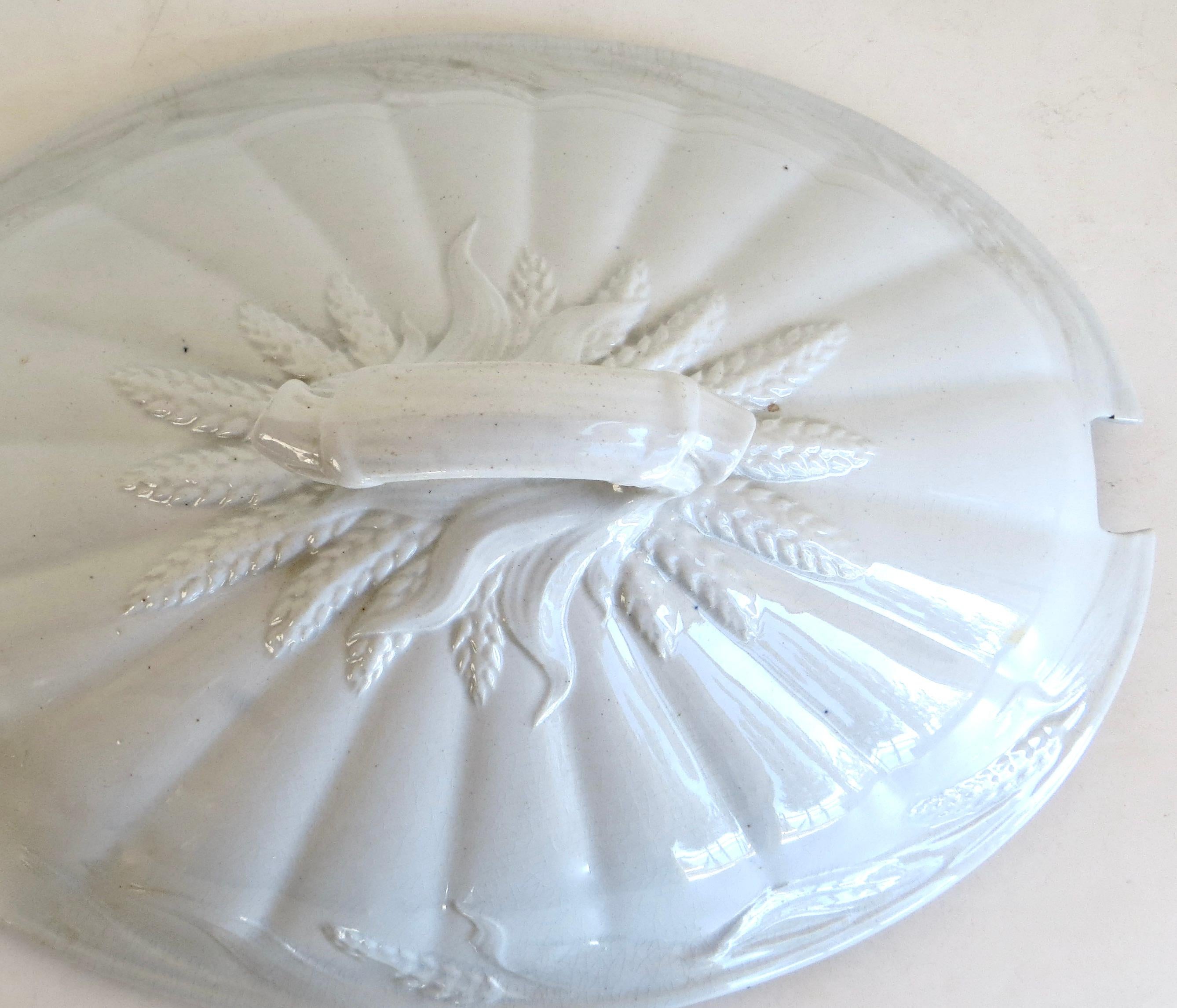 Mitte des 19. Jahrhunderts Weißes Ironstone China Große überdimensionale (3) Stück Suppenterrine, Britisch (Eisenstein) im Angebot