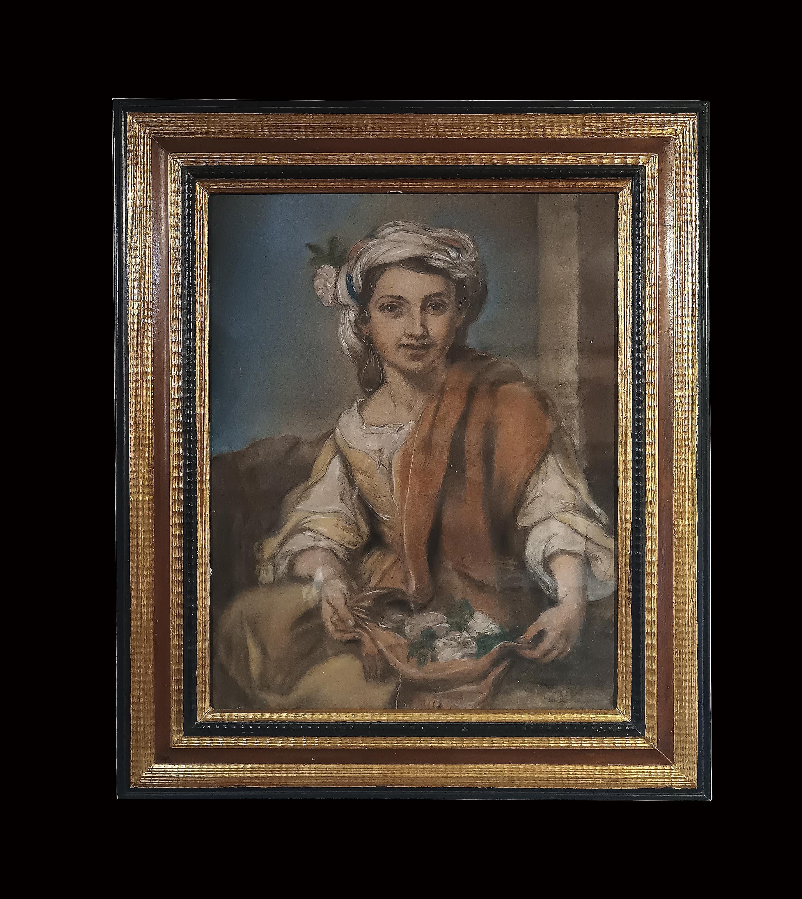 Elégante peinture au pastel sur papier, encadrée dans un cadre en bois laqué et doré et protégée par un verre. Inspirée de la pose d'un célèbre tableau du peintre espagnol Murillo (1618-1682), elle représente une jeune fille étalant des fleurs sur