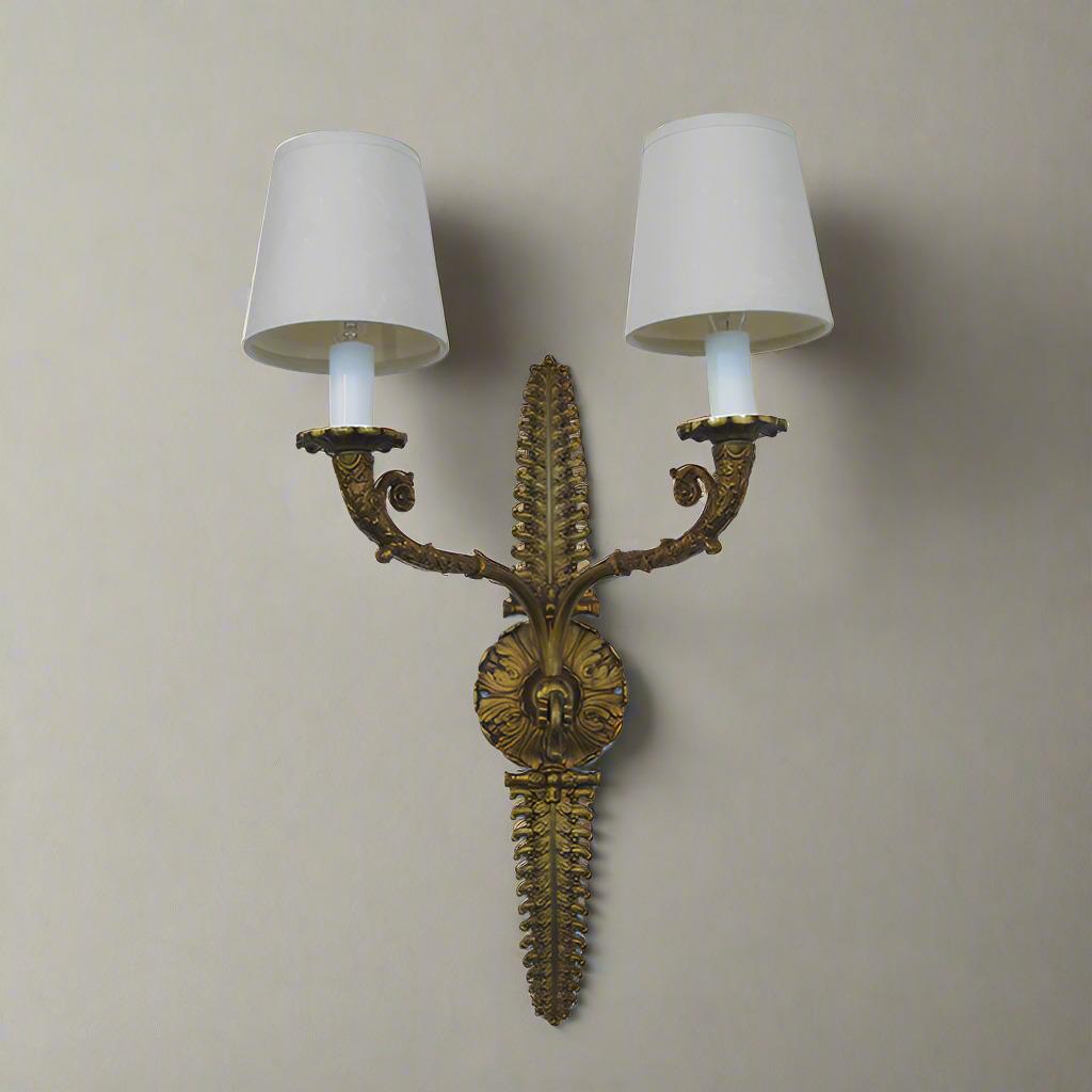 Applique murale à deux lumières en bronze conçue par De Coene Frères de Belgique vers 1930.