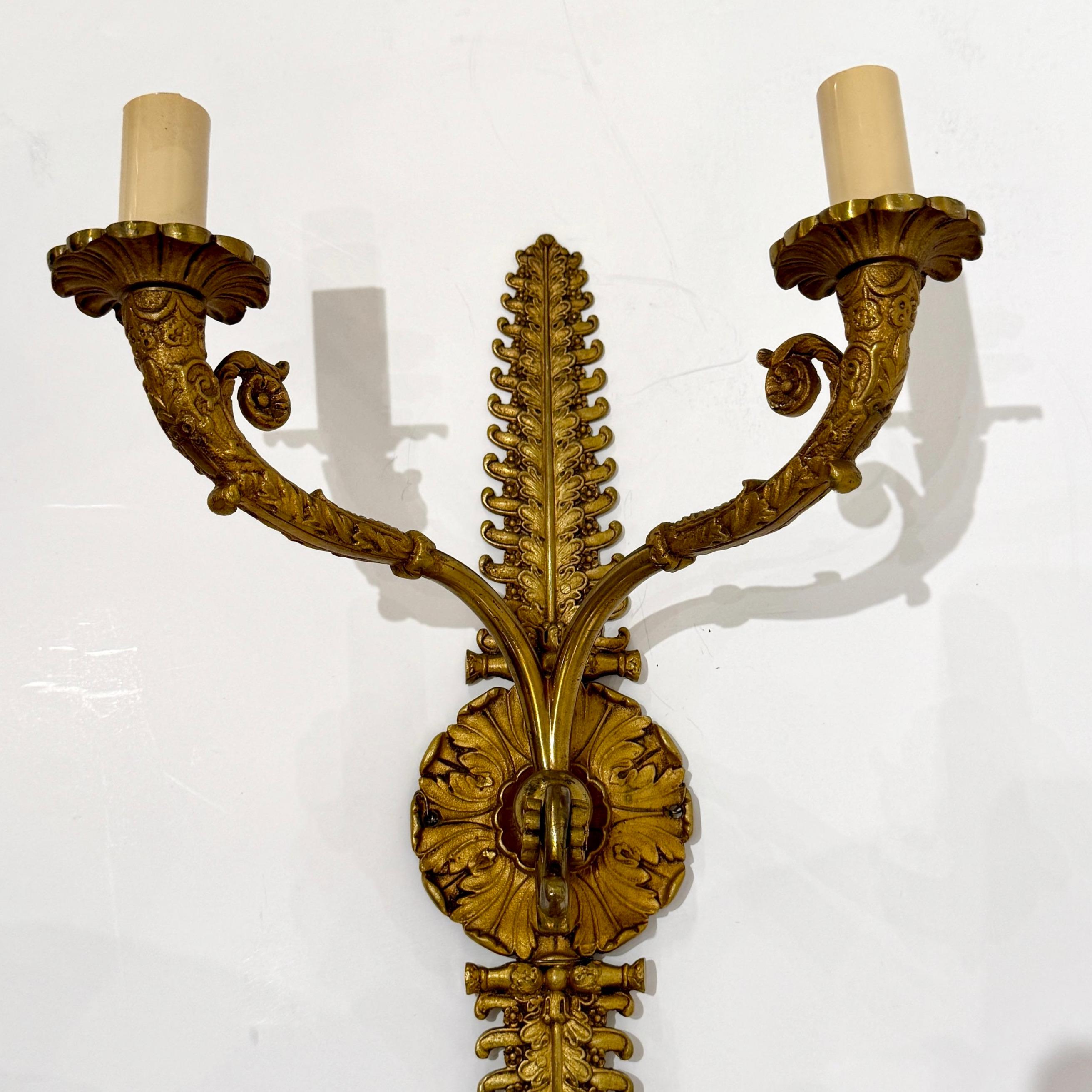 Applique murale à deux lumières en bronze du milieu du 20e siècle, Belgique Bon état - En vente à New York, NY