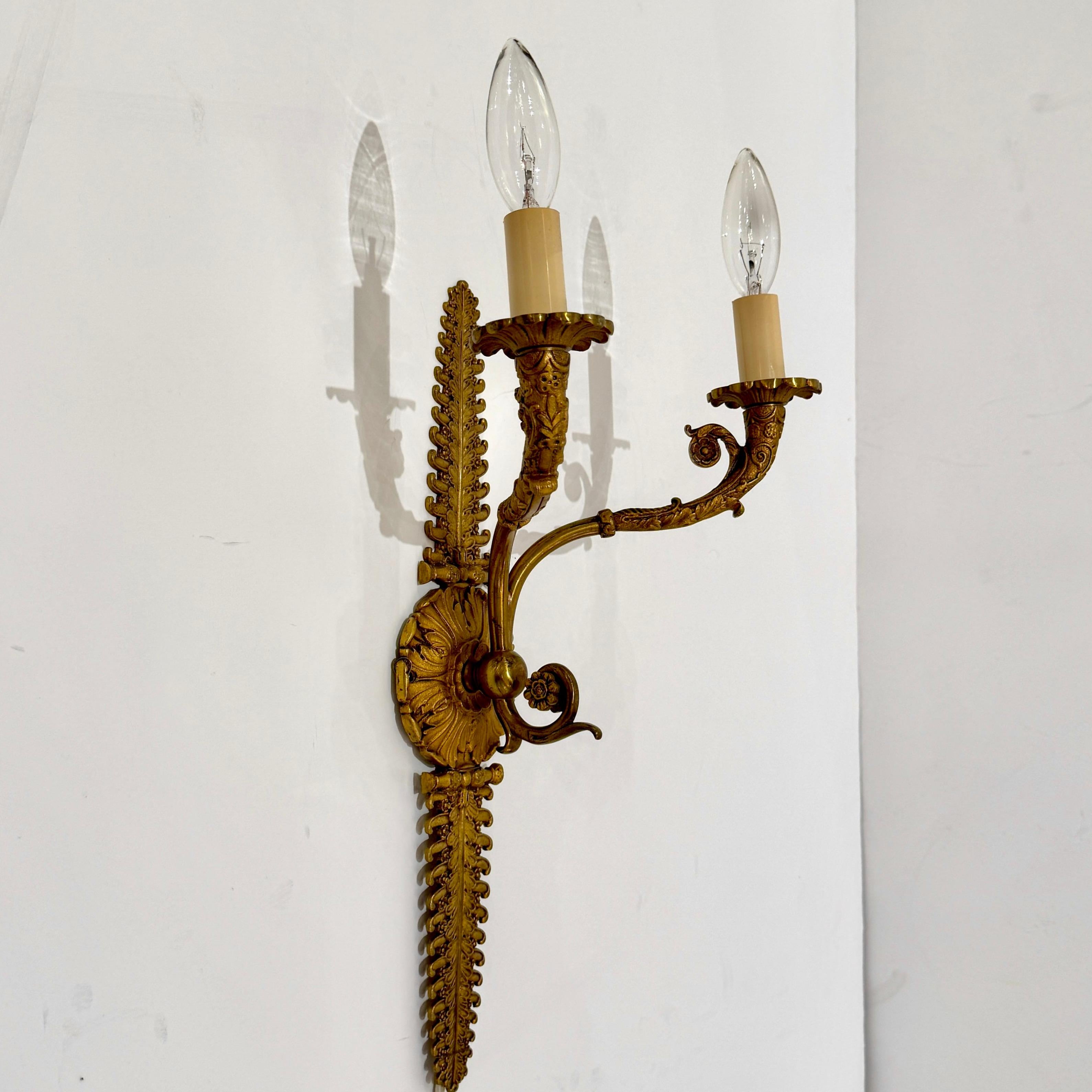 20ième siècle Applique murale à deux lumières en bronze du milieu du 20e siècle, Belgique en vente