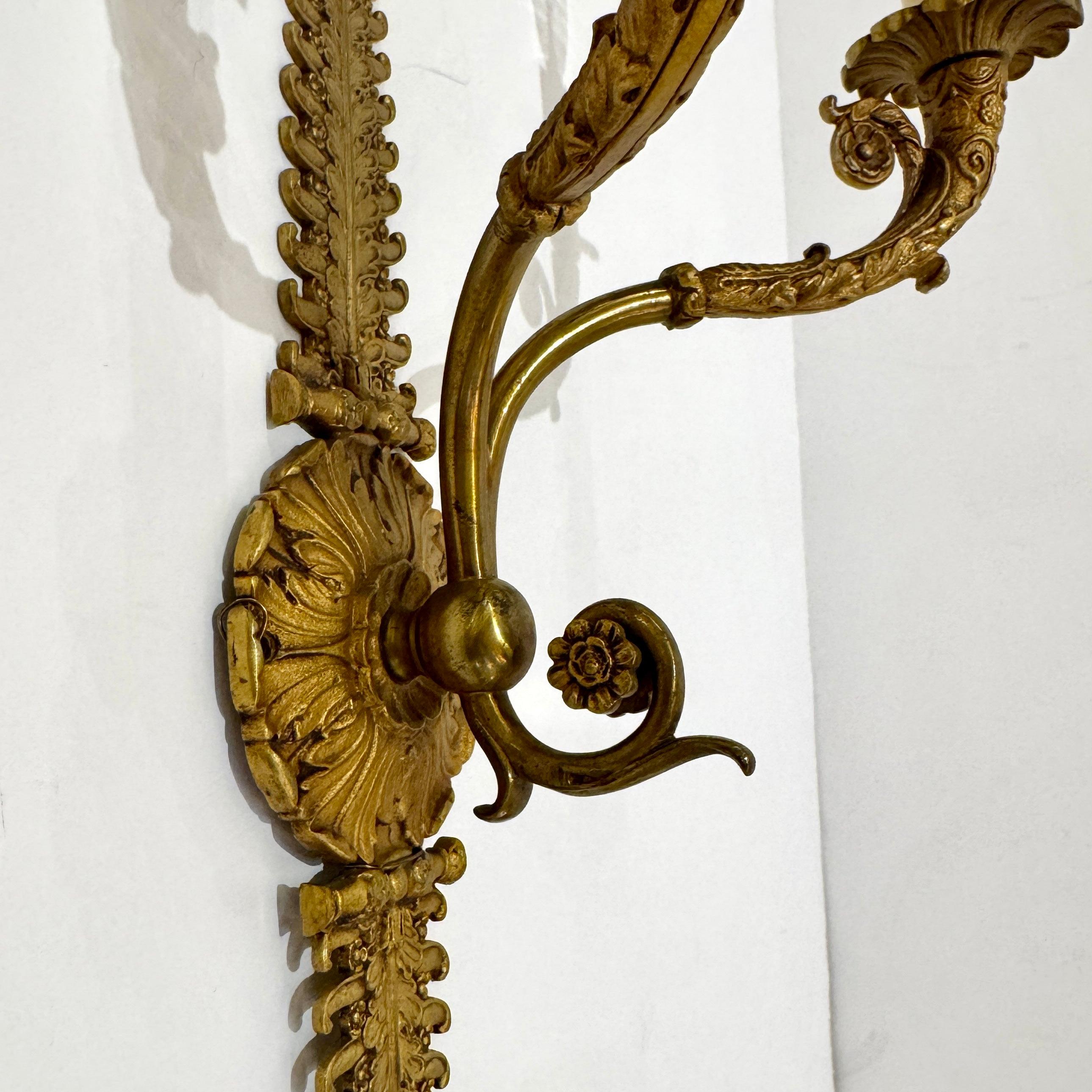 Bronze Applique murale à deux lumières en bronze du milieu du 20e siècle, Belgique en vente