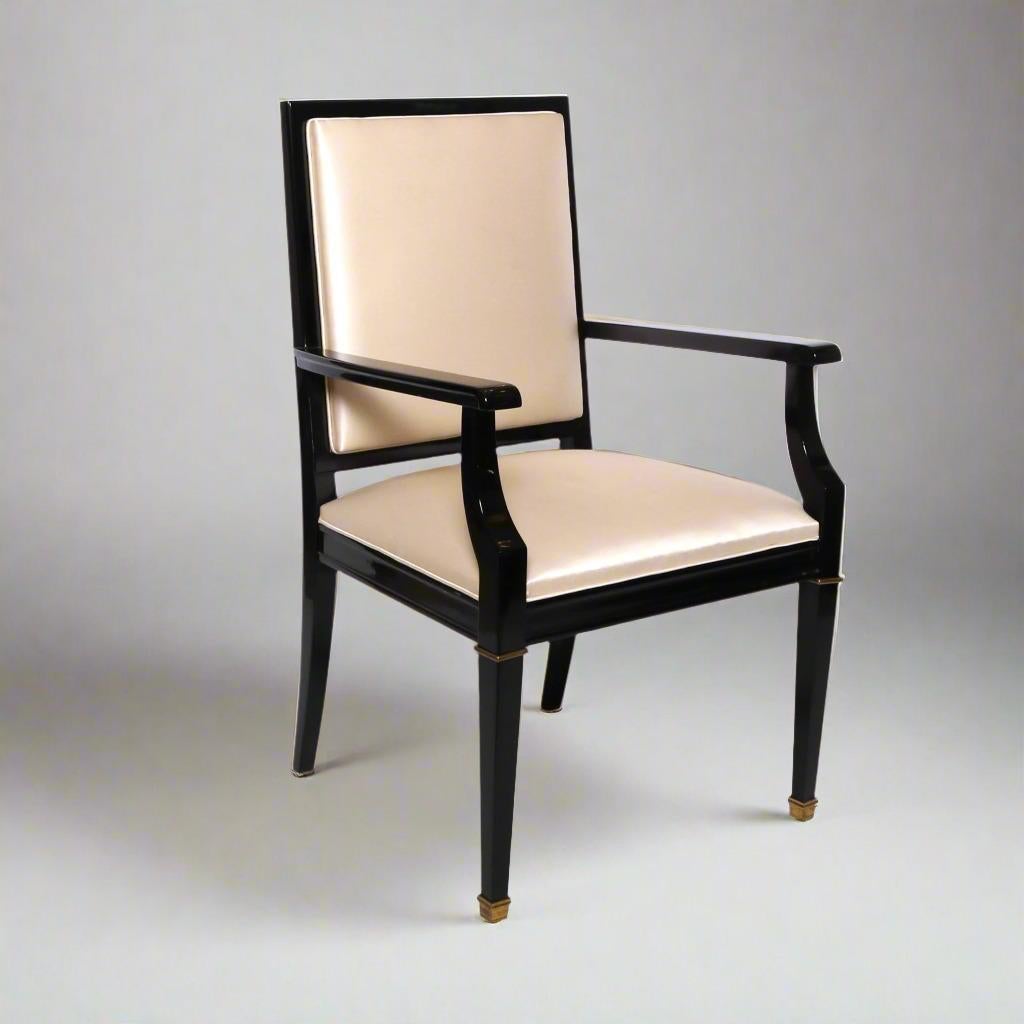 Fauteuil d'époque Art déco conçu par De Coene Frères en Belgique vers 1930. Finition laquée noire avec détails et sabots en bronze patiné.