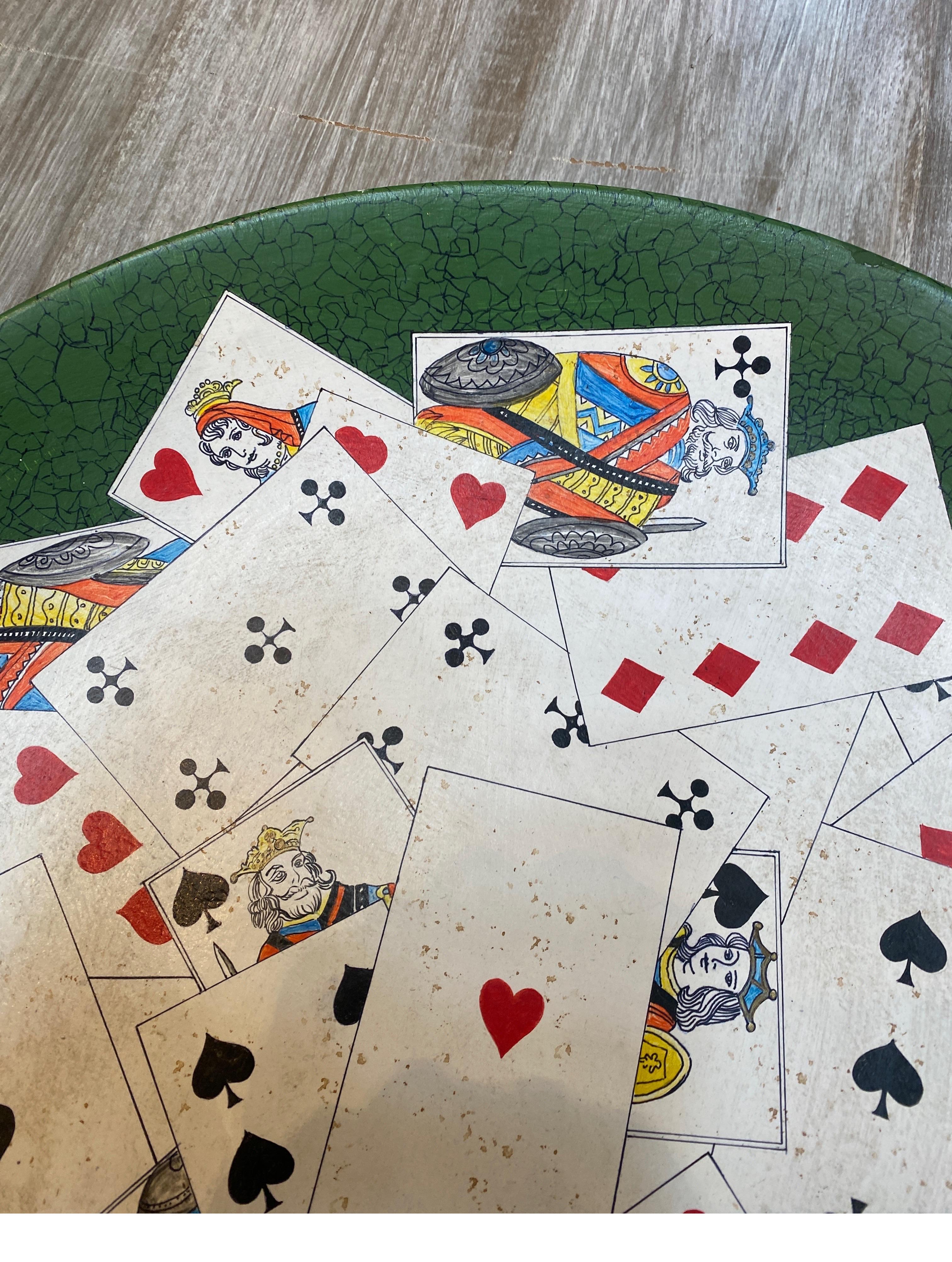 Uno stravagante caricatore in porcellana dipinto a mano. Al centro un assortimento di carte da poker con sfondo verde, diametro 18