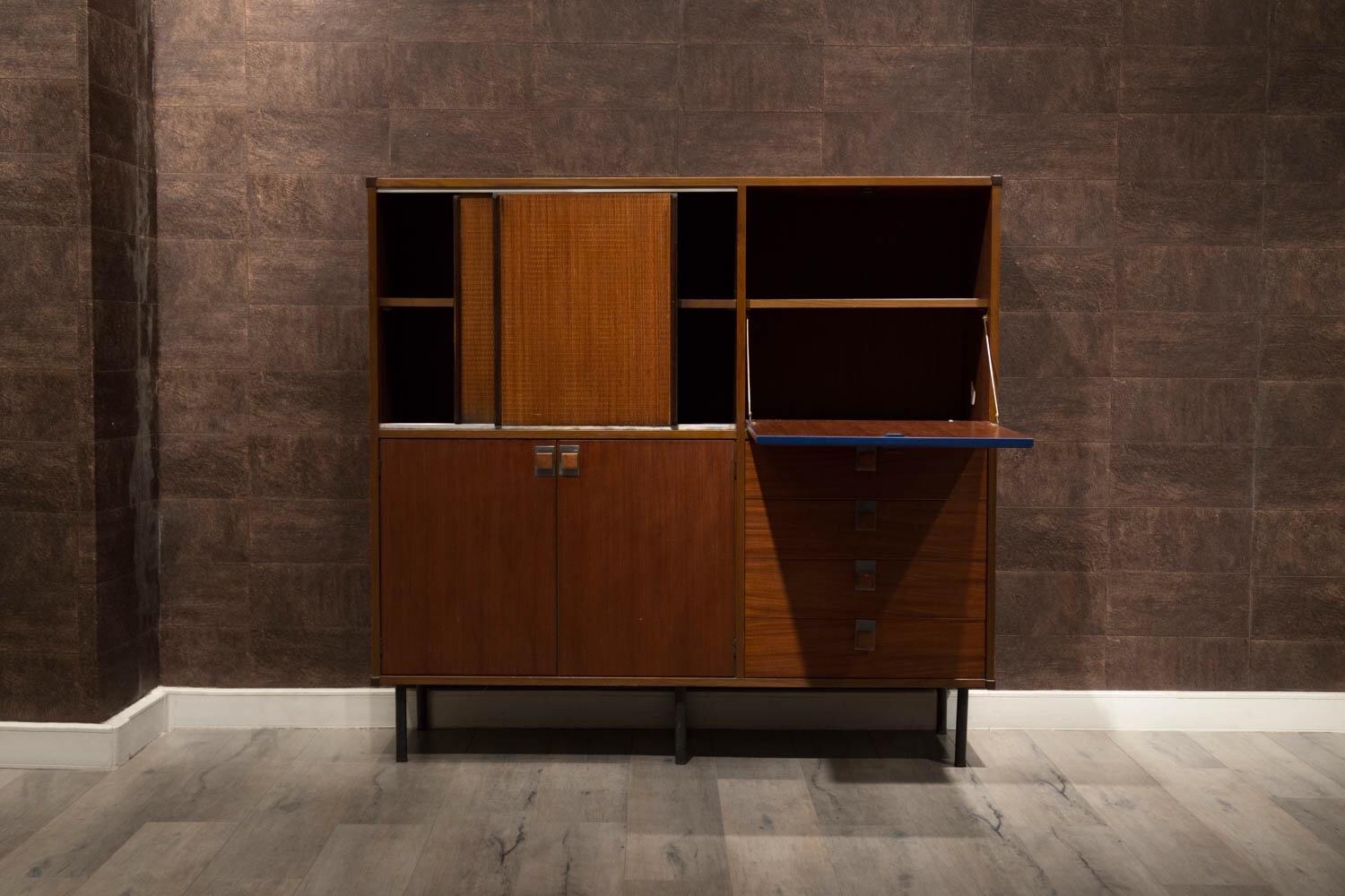 Sideboard/buffet in mahogany wood, Italian-made from the 1950s
On the upper left part, there are two sliding woven rattan doors edged by a dark brown lacquered frame.
Also on the upper part to the right, there is a drop-down flap with a striking