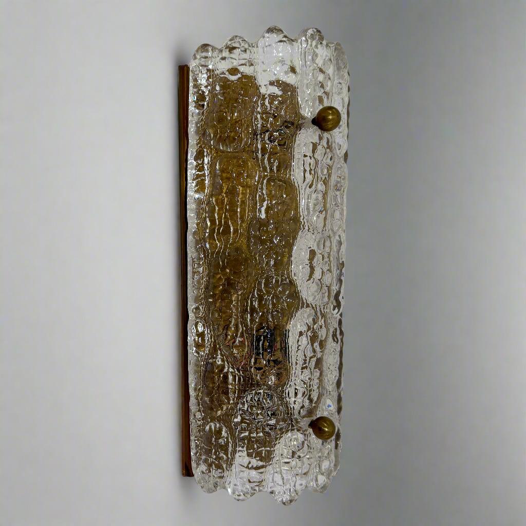 Ottone Coppia di appliques in vetro artistico di Carl Fagerlund per Orrefors. Svezia in vendita