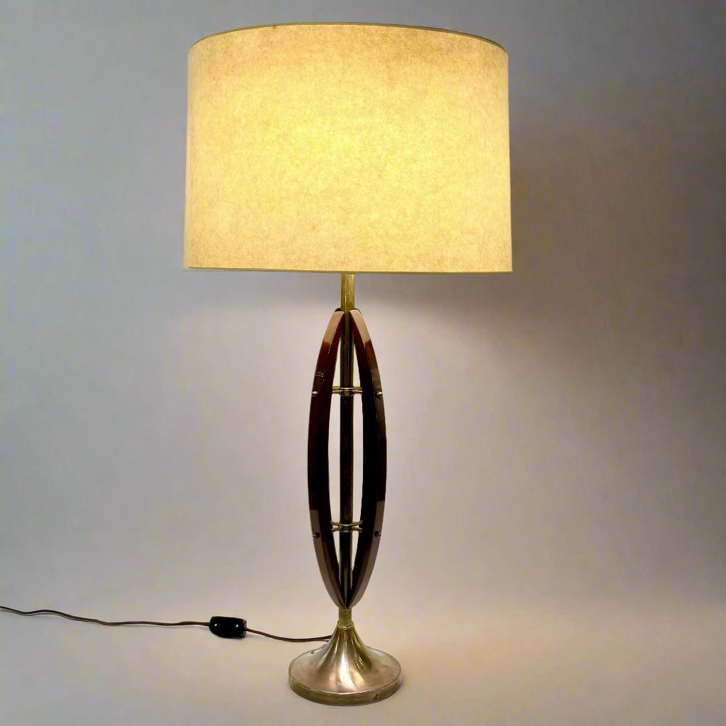 Paire de lampes de table architecturales en forme de trois pièces de bois dur laqué magnifiquement arquées. Chaque pièce est reliée à la colonne centrale en laiton, créant ainsi une forme d'ellipse pointue. Il repose sur une base en laiton en forme