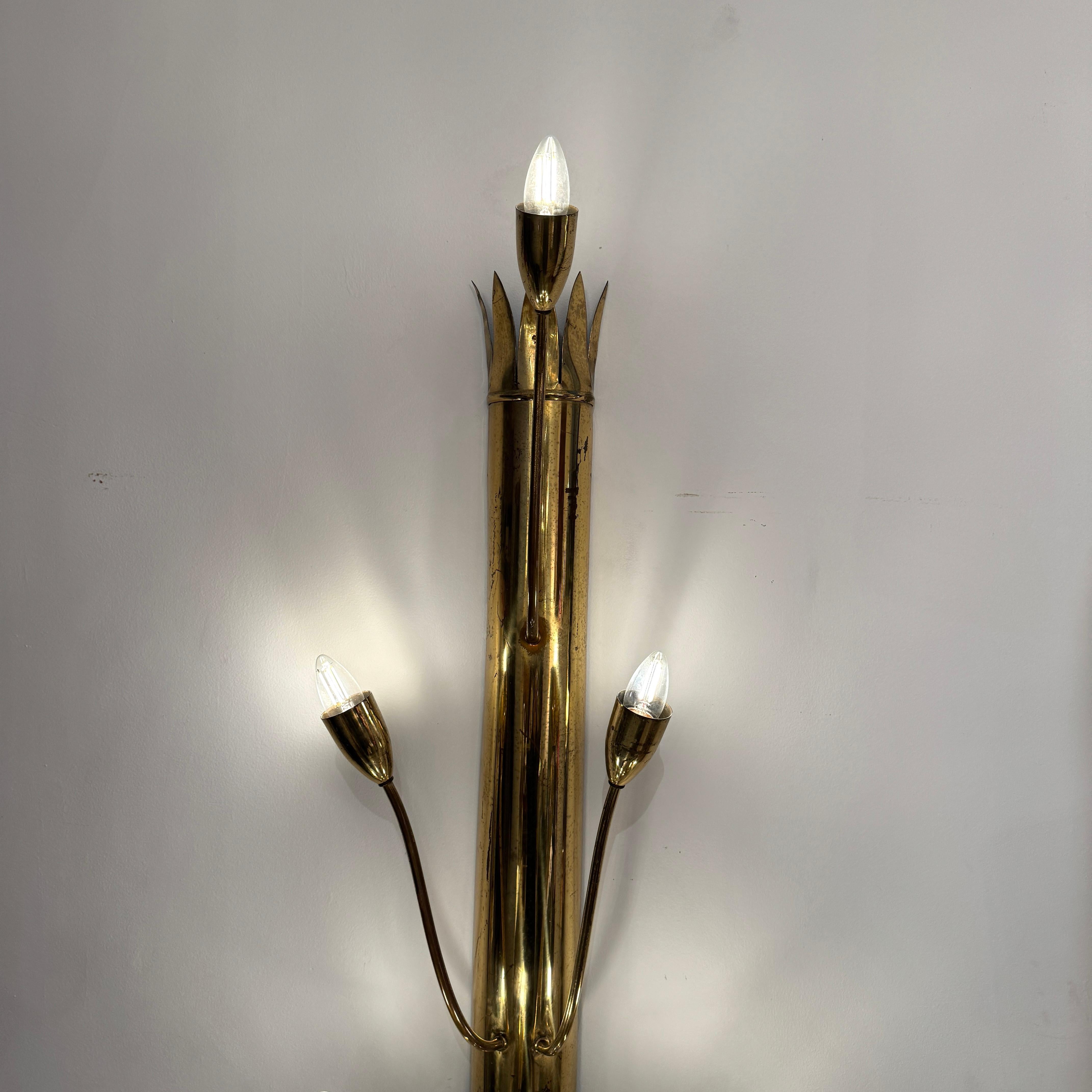 20ième siècle Applique murale en laiton du milieu du 20e siècle, large et unique, à douze lumières en vente