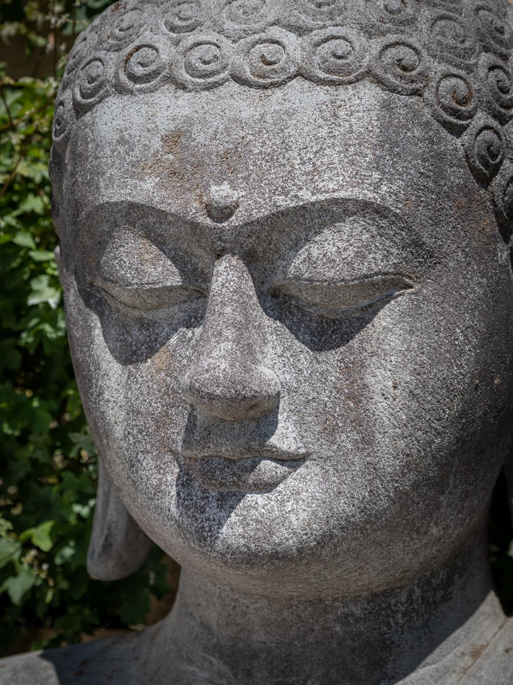Buddha-Statue aus Indonesien, sehr hochwertiger Lavastein aus der Mitte des 20. Jahrhunderts im Angebot 7