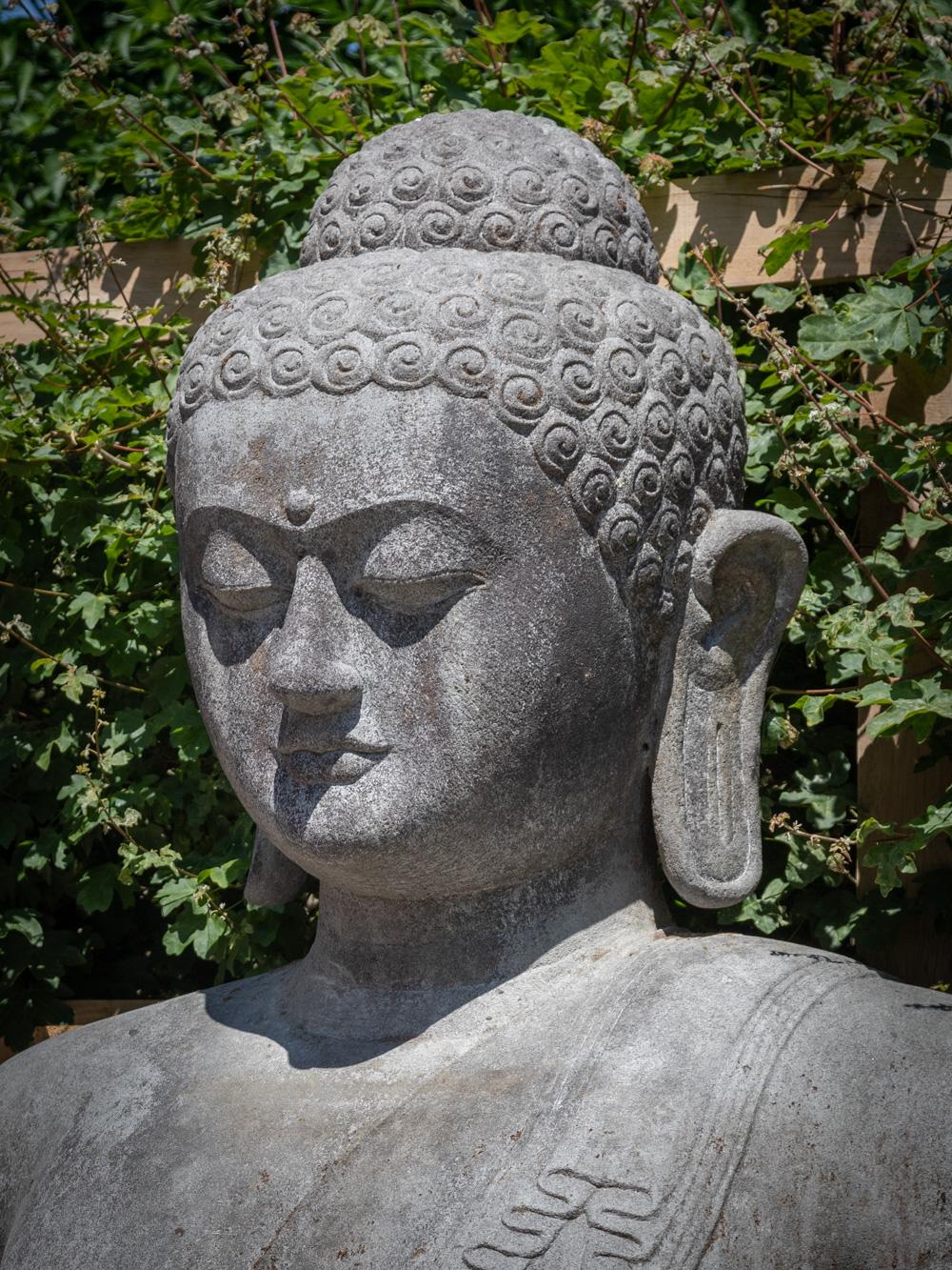 Buddha-Statue aus Indonesien, sehr hochwertiger Lavastein aus der Mitte des 20. Jahrhunderts im Angebot 8