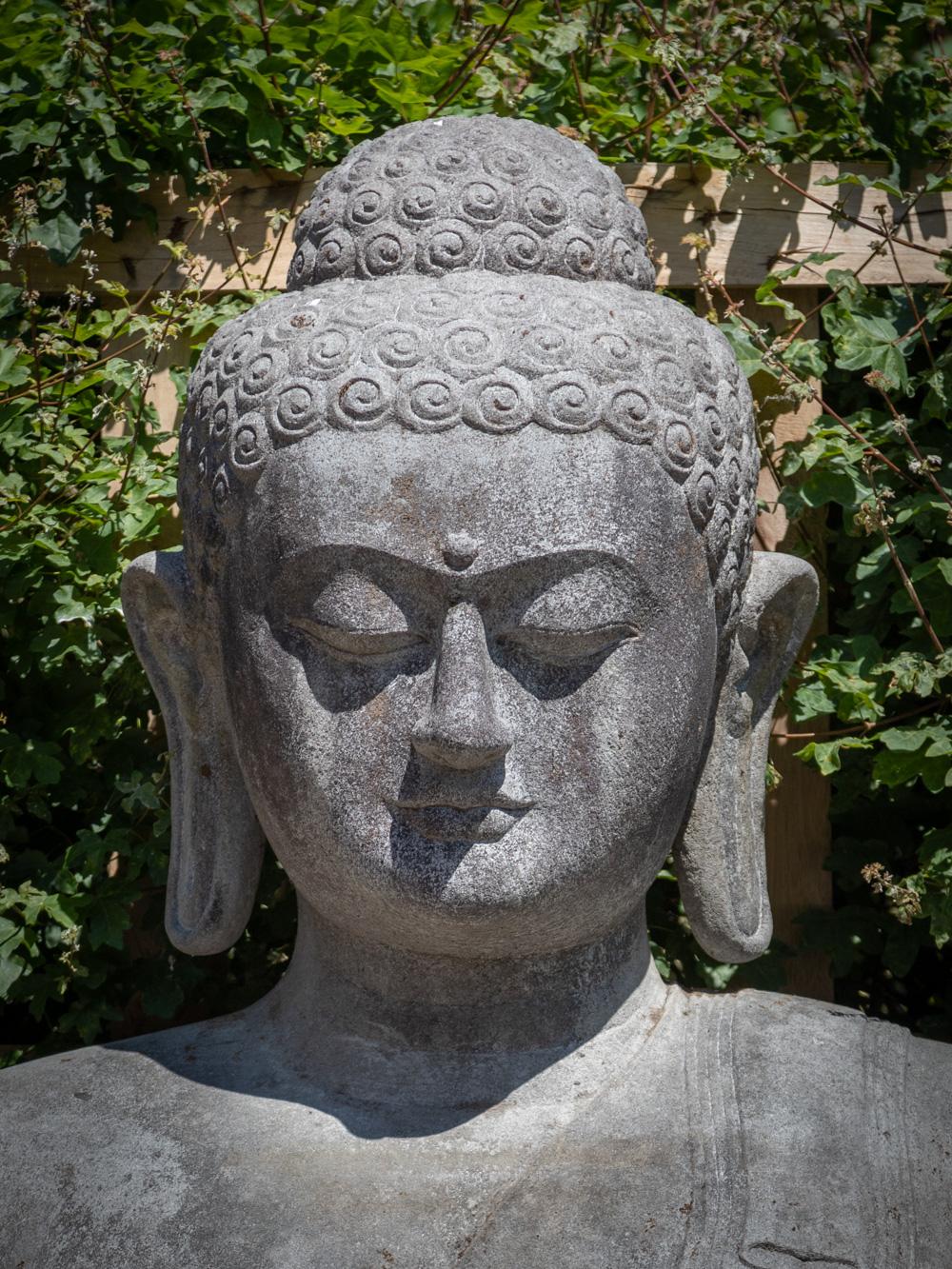 Buddha-Statue aus Indonesien, sehr hochwertiger Lavastein aus der Mitte des 20. Jahrhunderts im Angebot 9