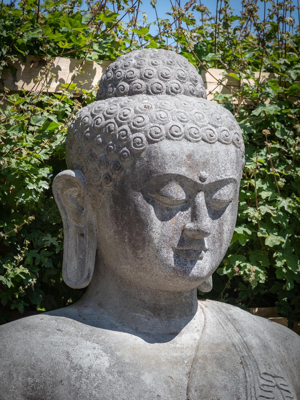 Buddha-Statue aus Indonesien, sehr hochwertiger Lavastein aus der Mitte des 20. Jahrhunderts im Angebot 10